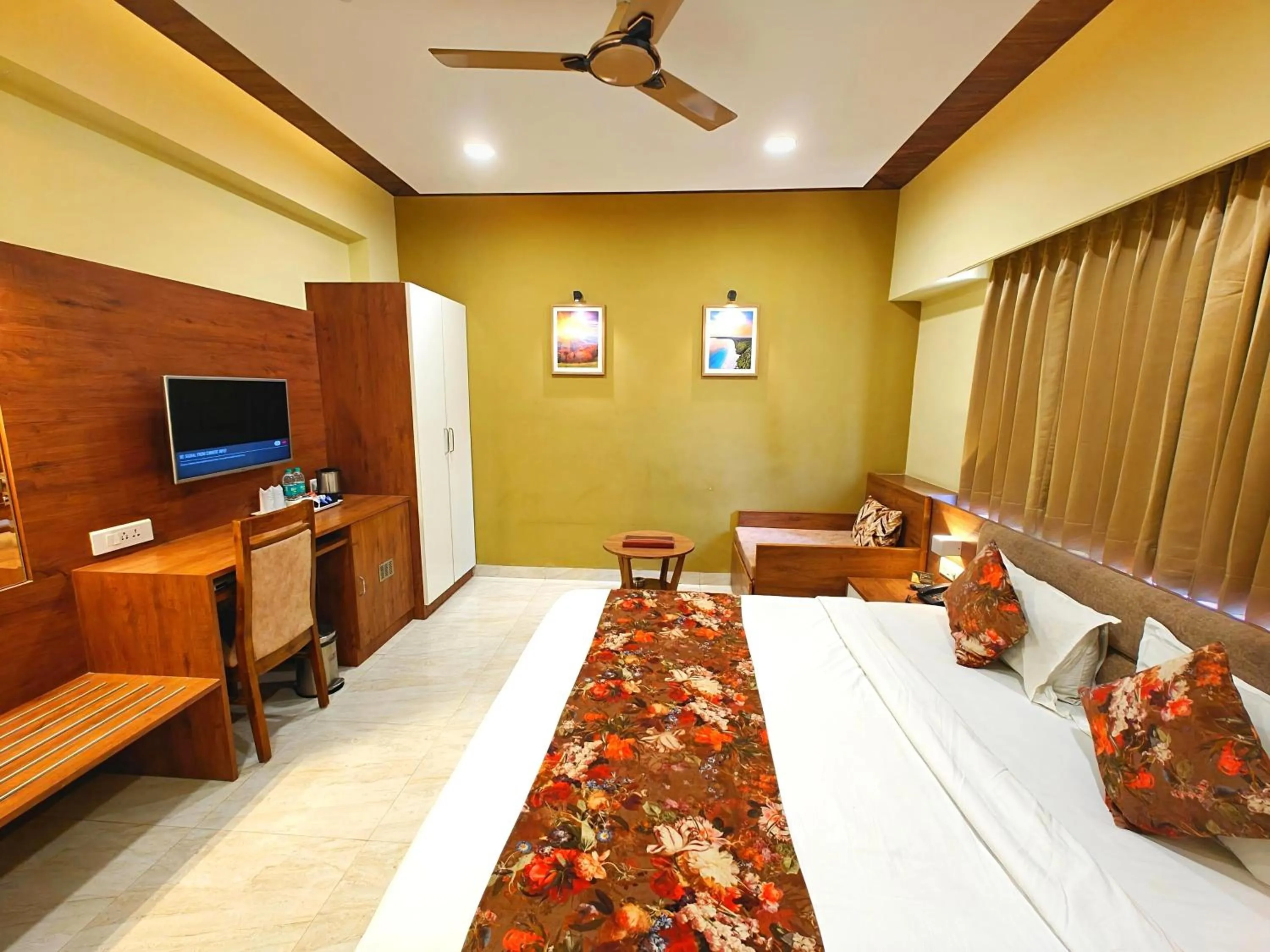 Bedroom, Bed in Opulence Inn - 500 Meters From Railway Station