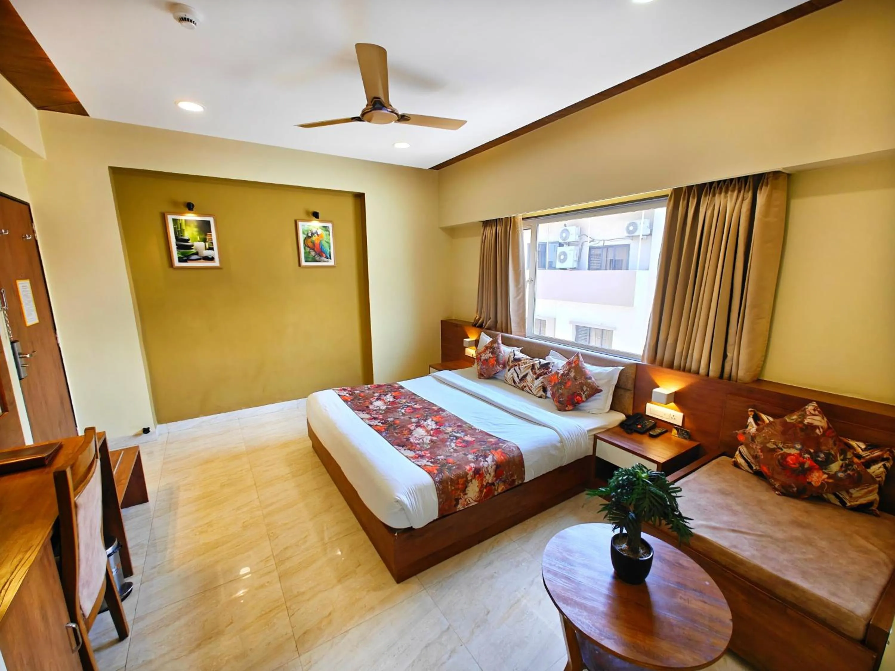 Bedroom, Bed in Opulence Inn - 500 Meters From Railway Station