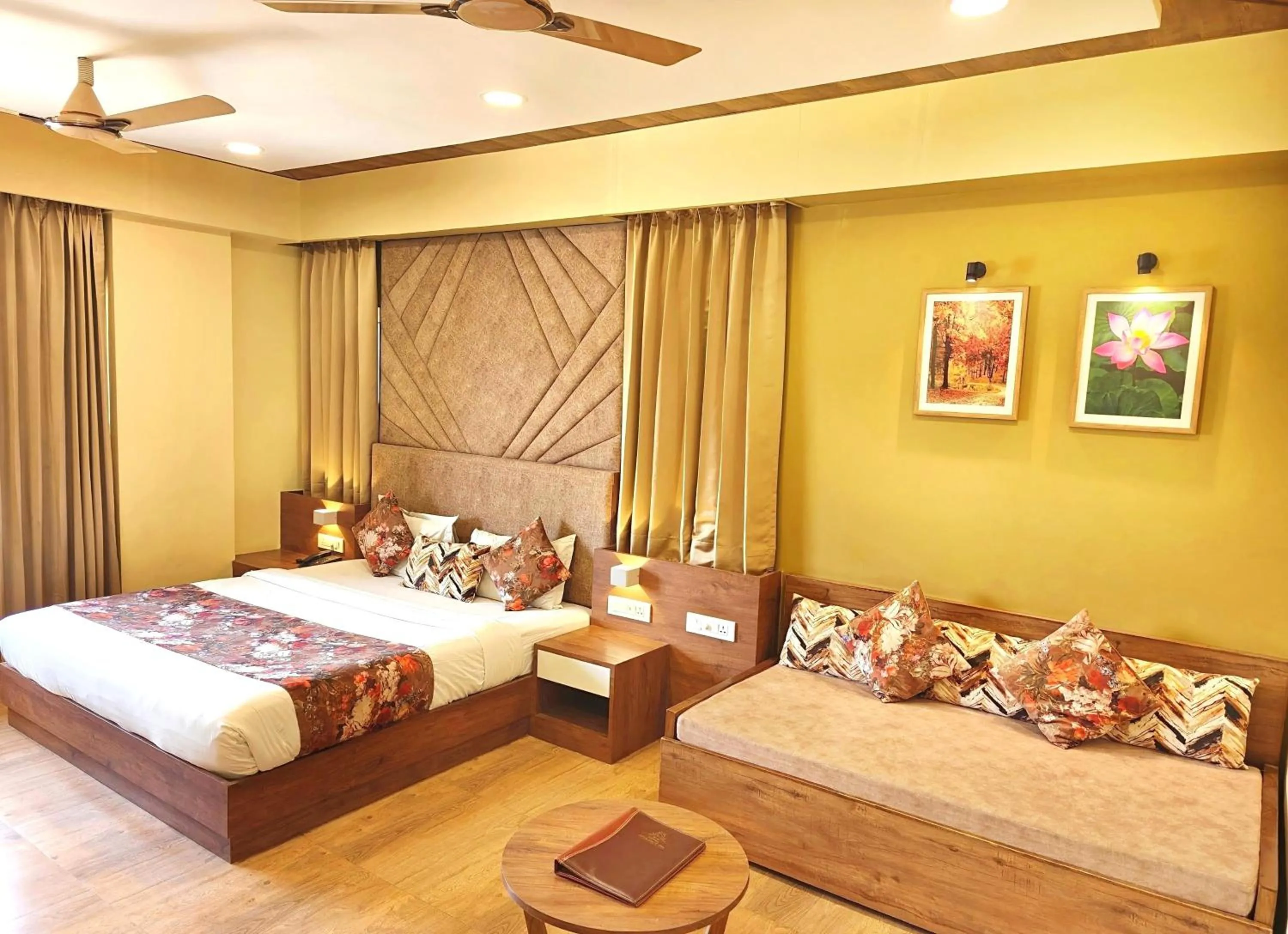 Bedroom, Bed in Opulence Inn - 500 Meters From Railway Station