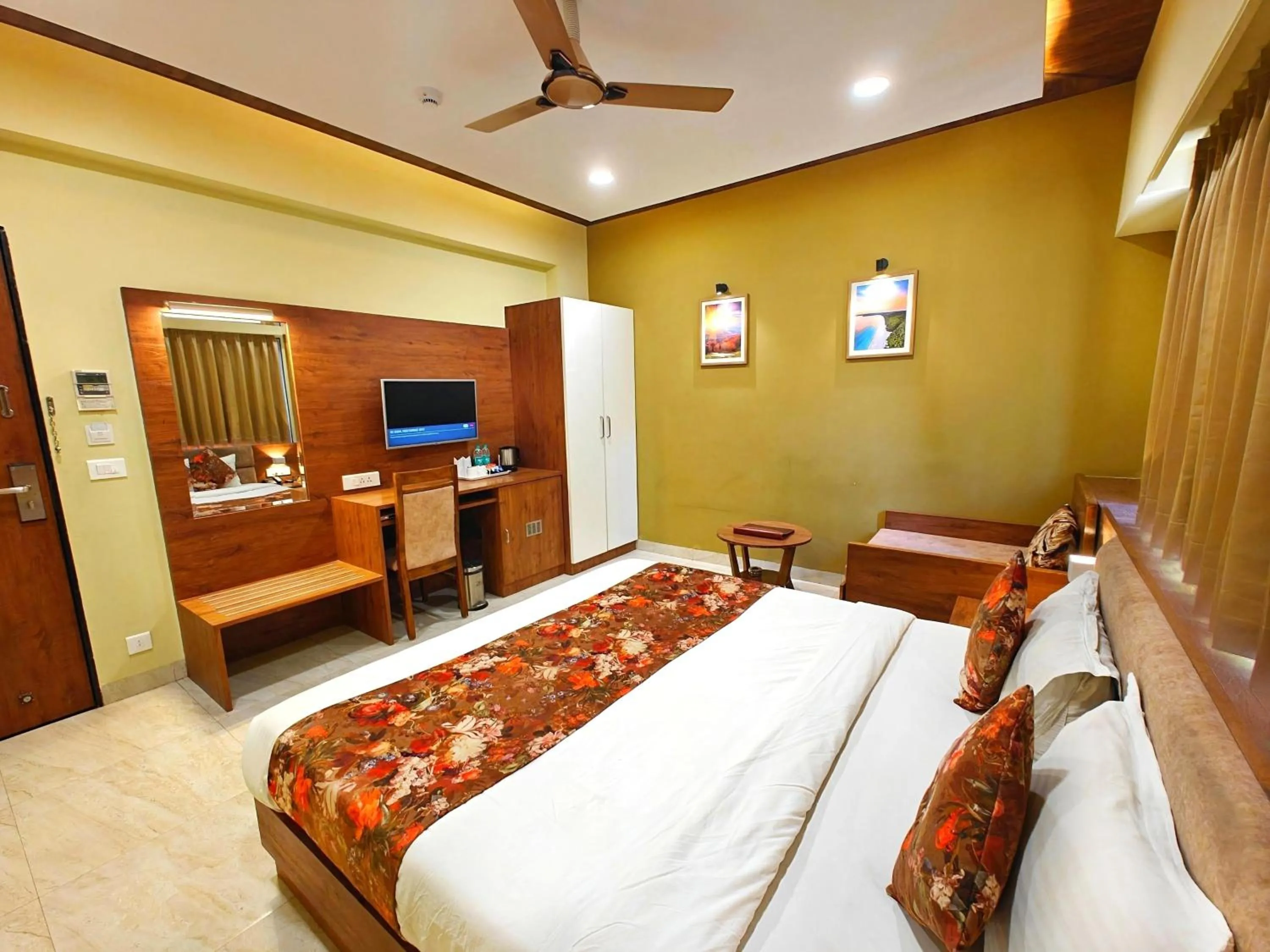 Bedroom, Bed in Opulence Inn - 500 Meters From Railway Station