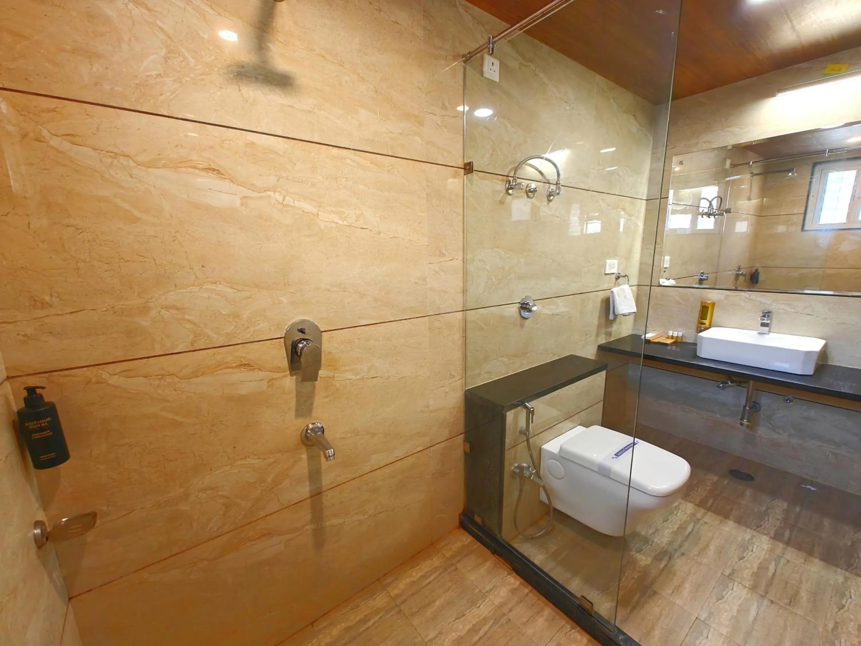 Bathroom in Opulence Inn - 500 Meters From Railway Station