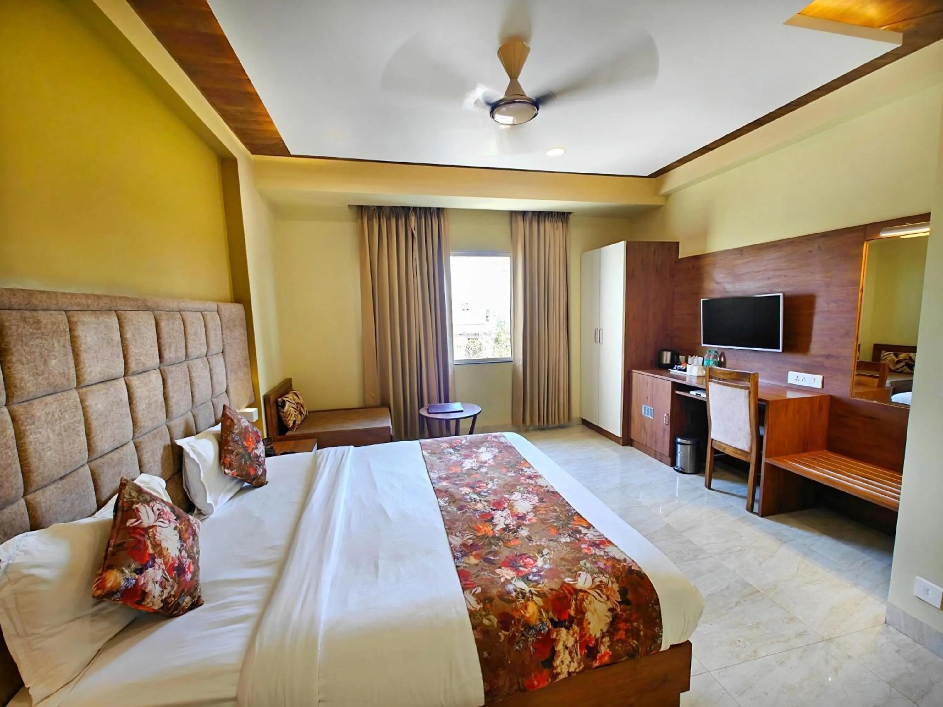 Bedroom, Bed in Opulence Inn - 500 Meters From Railway Station