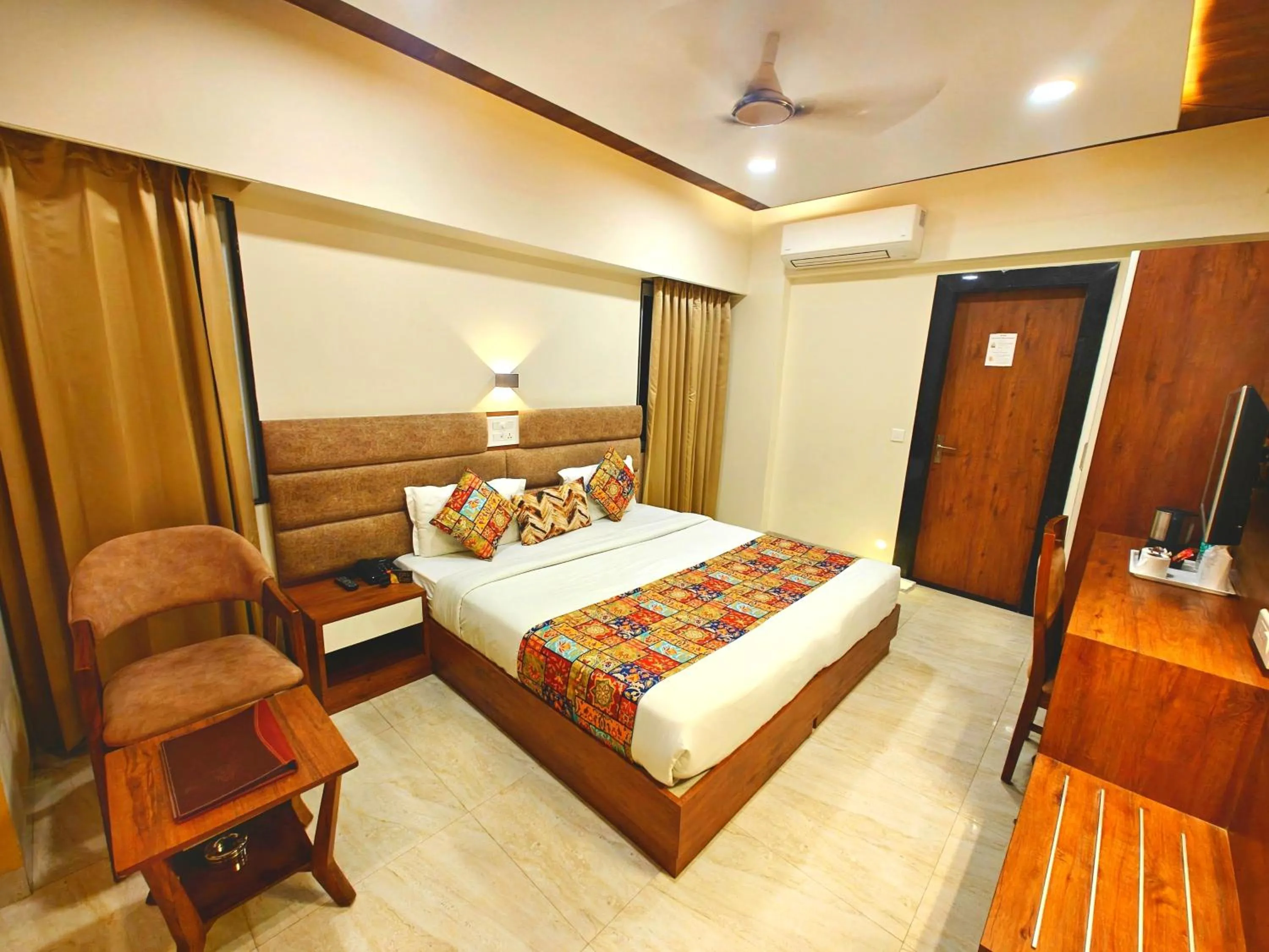 Bedroom, Bed in Opulence Inn - 500 Meters From Railway Station