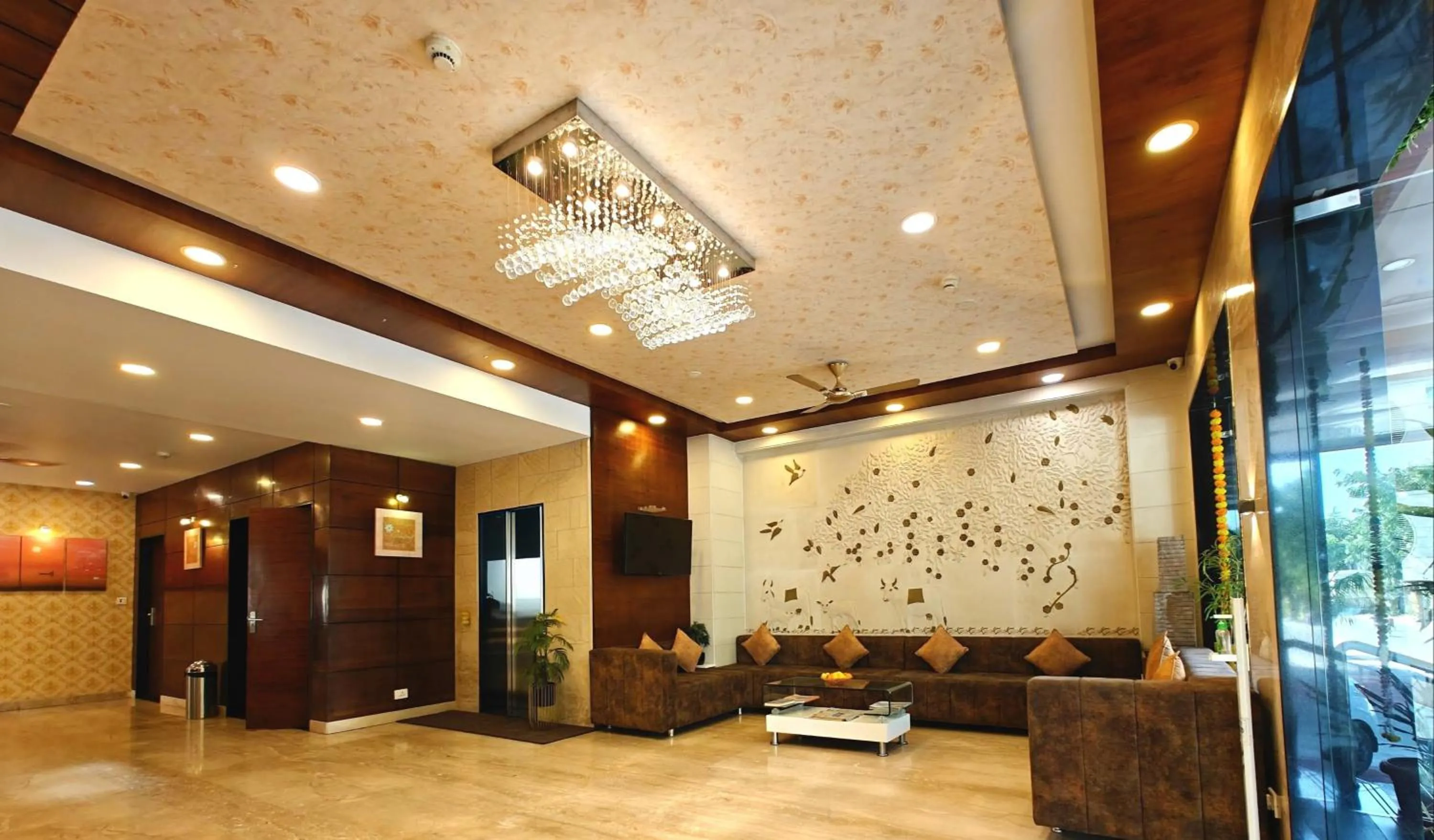 Lobby or reception in Opulence Inn - 500 Meters From Railway Station