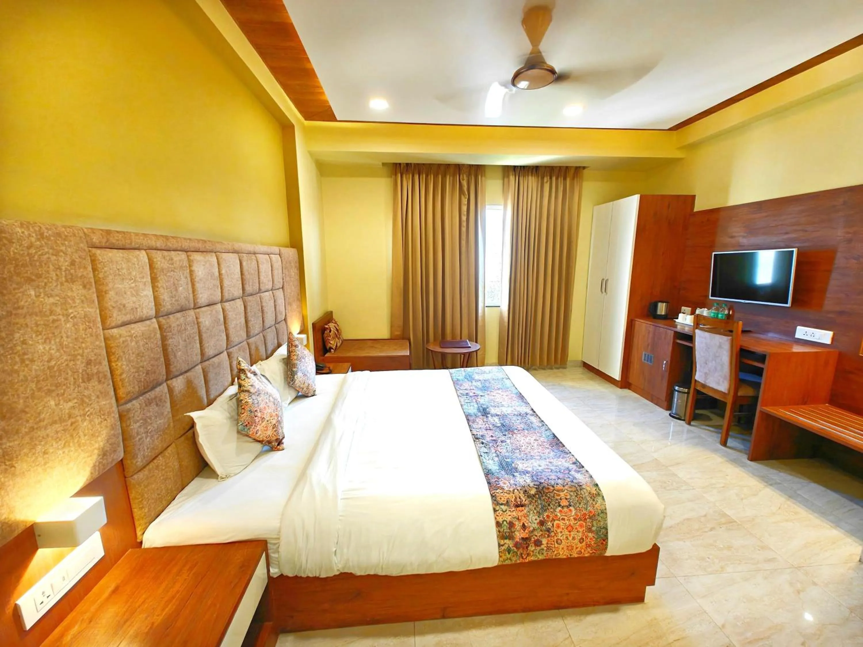 Bedroom, Bed in Opulence Inn - 500 Meters From Railway Station