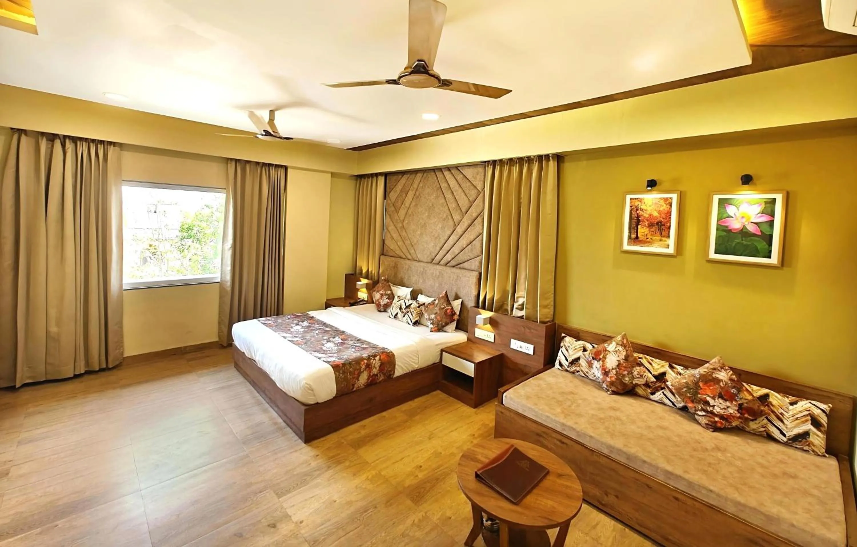 Bedroom, Bed in Opulence Inn - 500 Meters From Railway Station