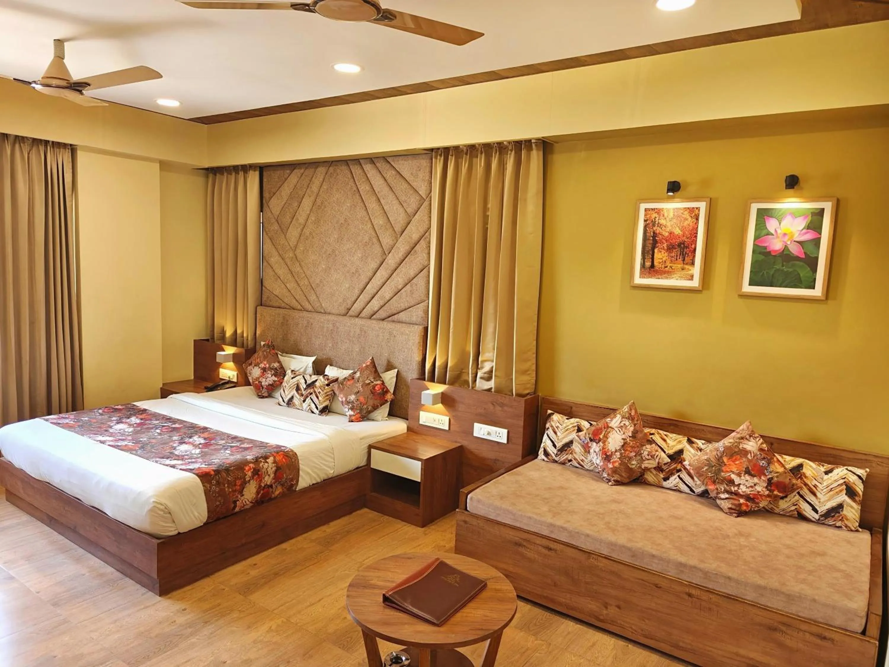 Bedroom, Bed in Opulence Inn - 500 Meters From Railway Station