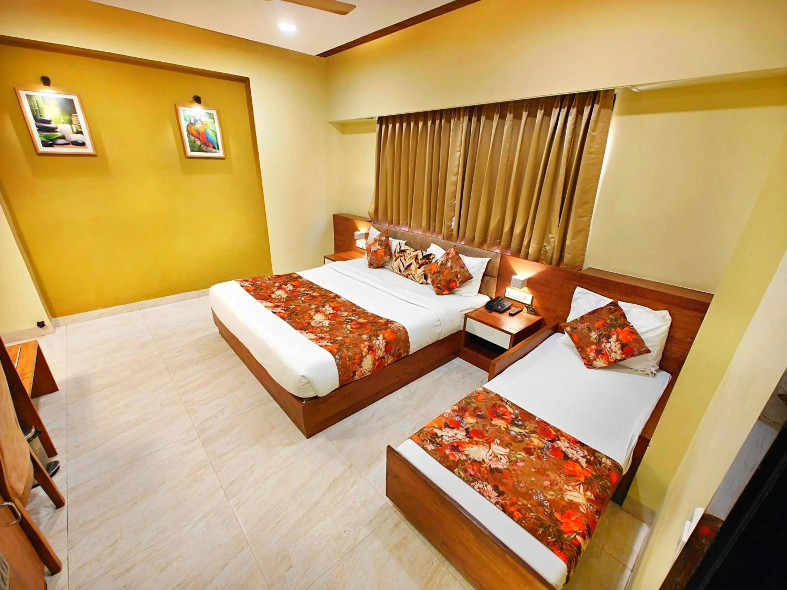 Bedroom, Bed in Opulence Inn - 500 Meters From Railway Station