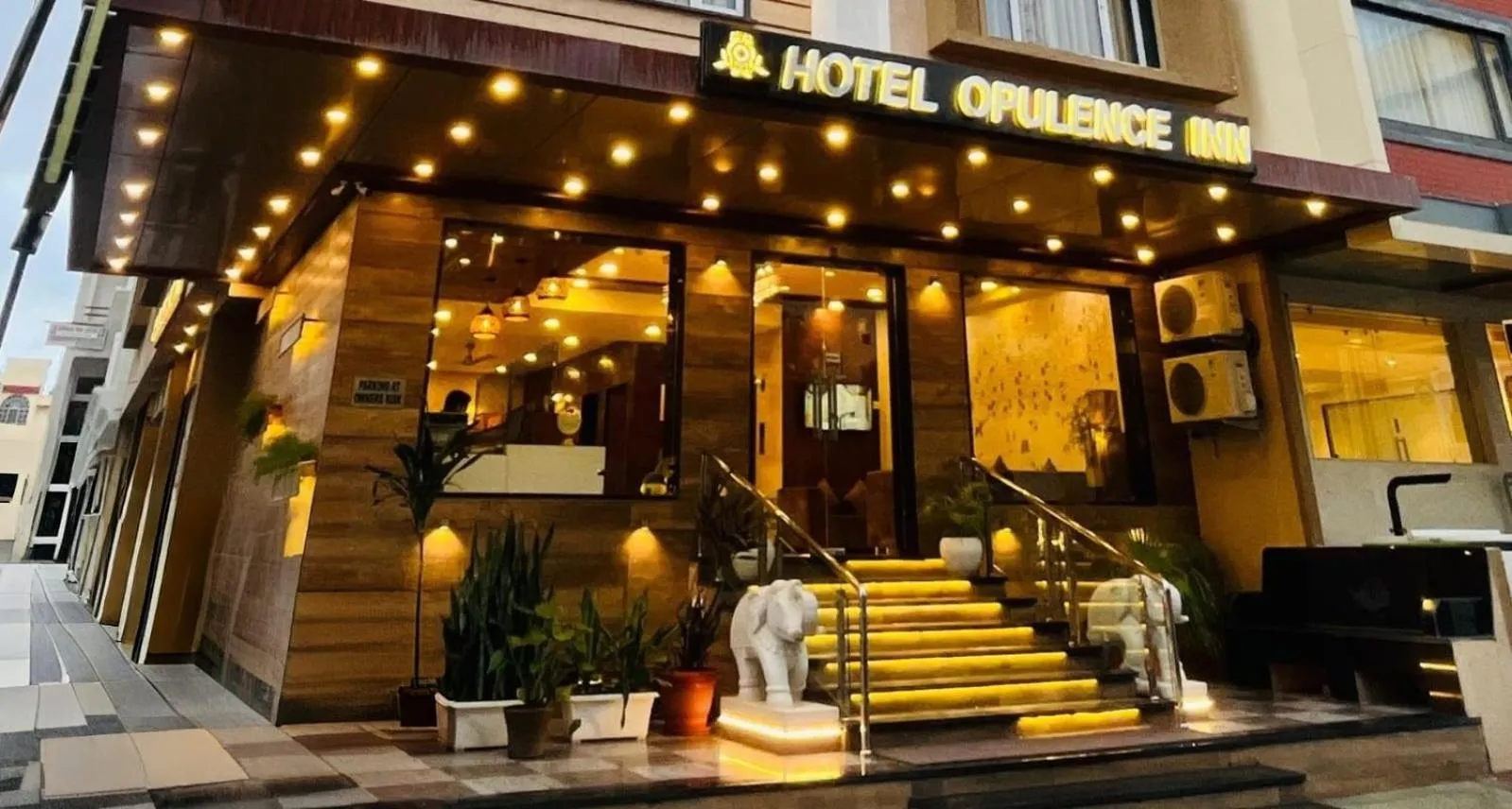 Facade/entrance in Opulence Inn - 500 Meters From Railway Station
