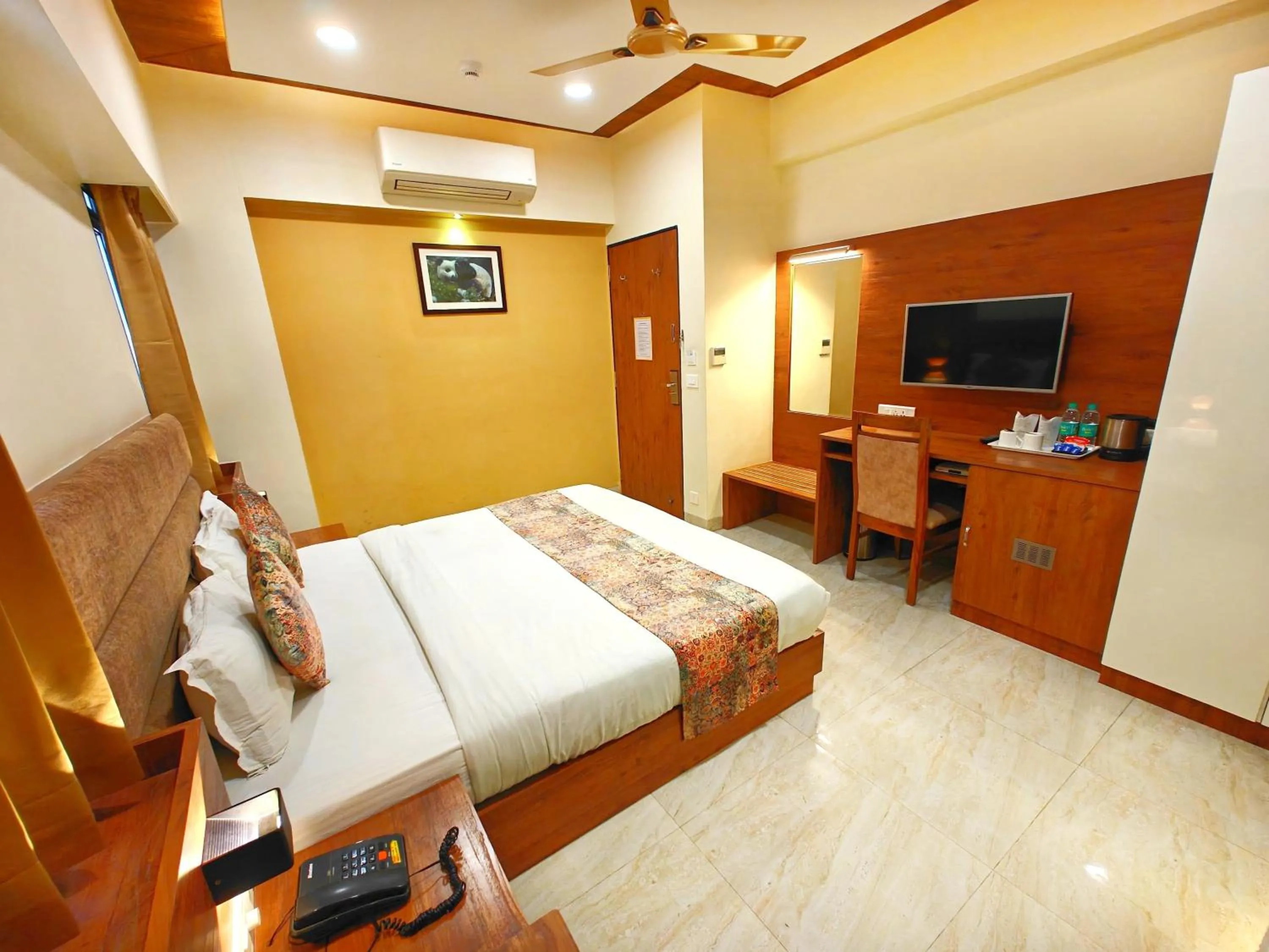 Bedroom, Bed in Opulence Inn - 500 Meters From Railway Station