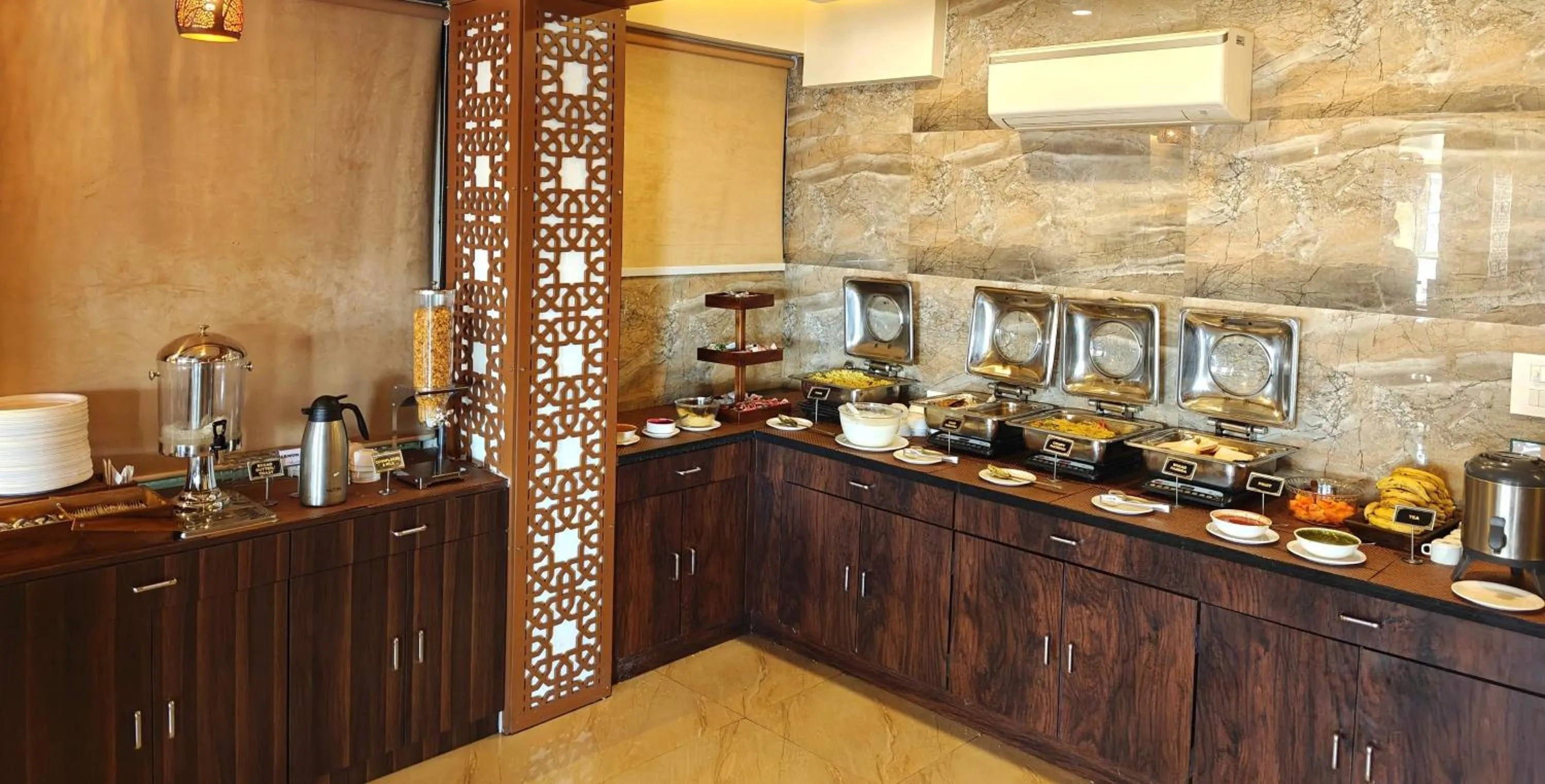 Restaurant/places to eat in Opulence Inn - 500 Meters From Railway Station