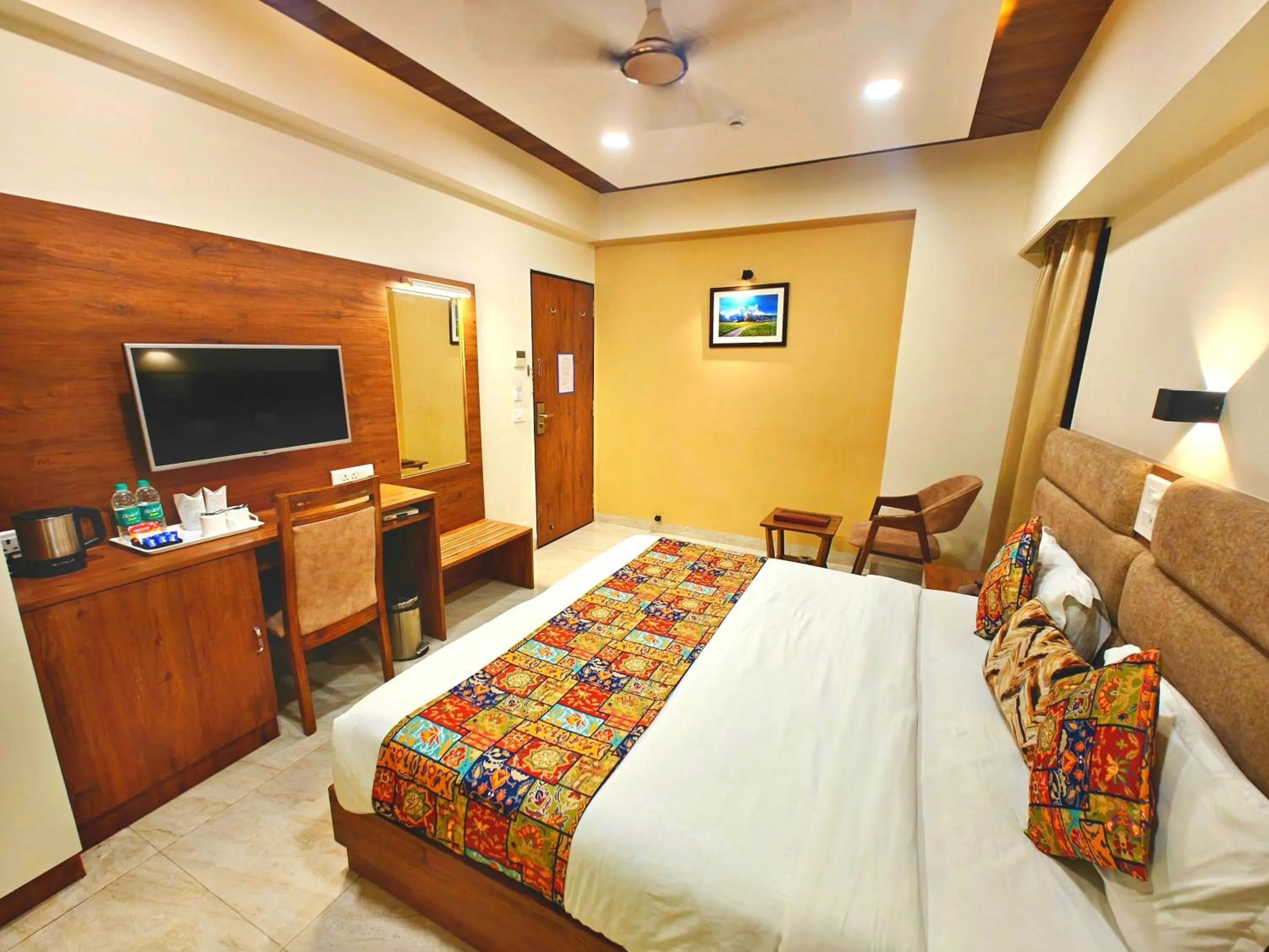 Bedroom, Bed in Opulence Inn - 500 Meters From Railway Station