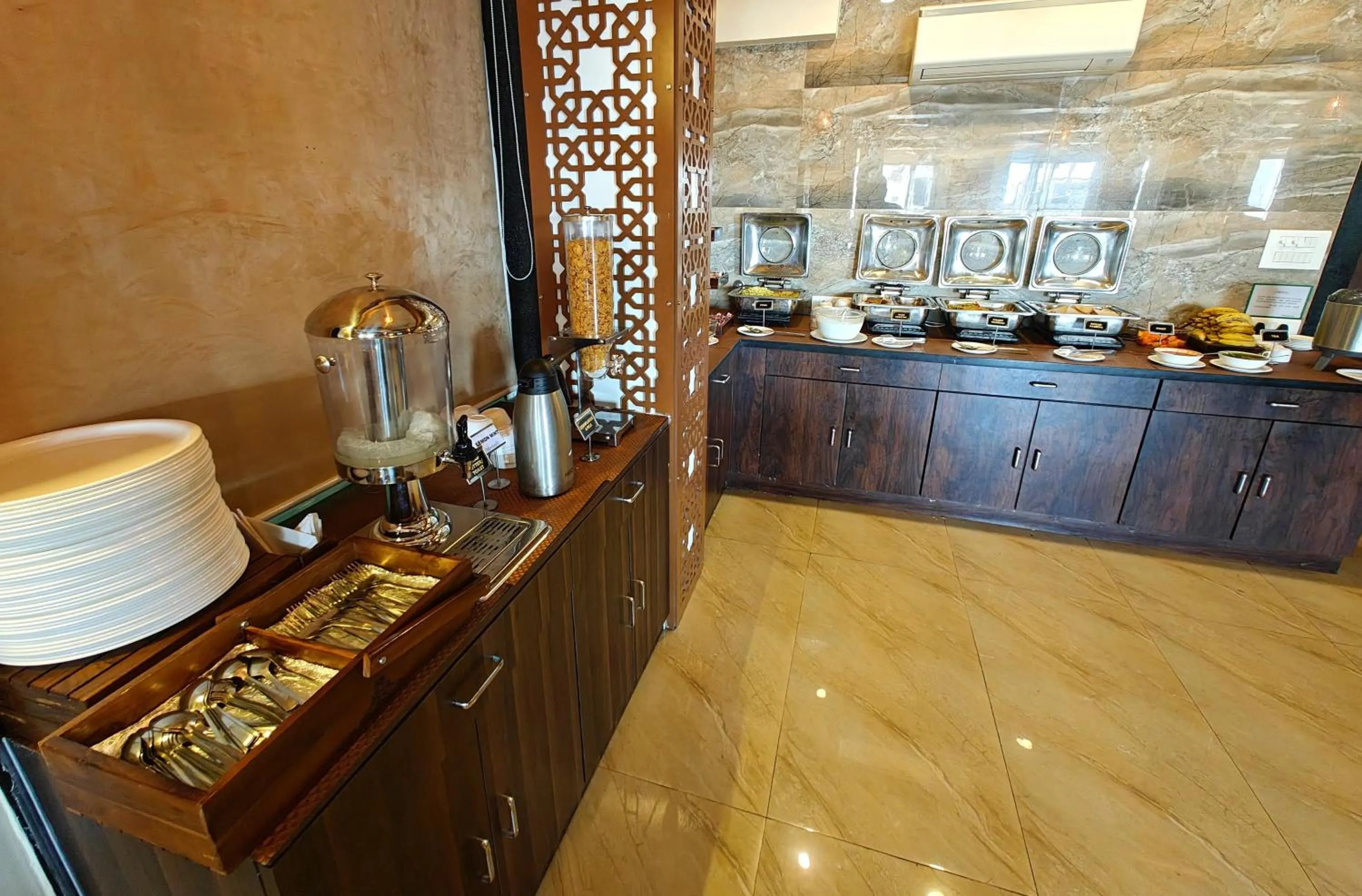 Restaurant/places to eat in Opulence Inn - 500 Meters From Railway Station