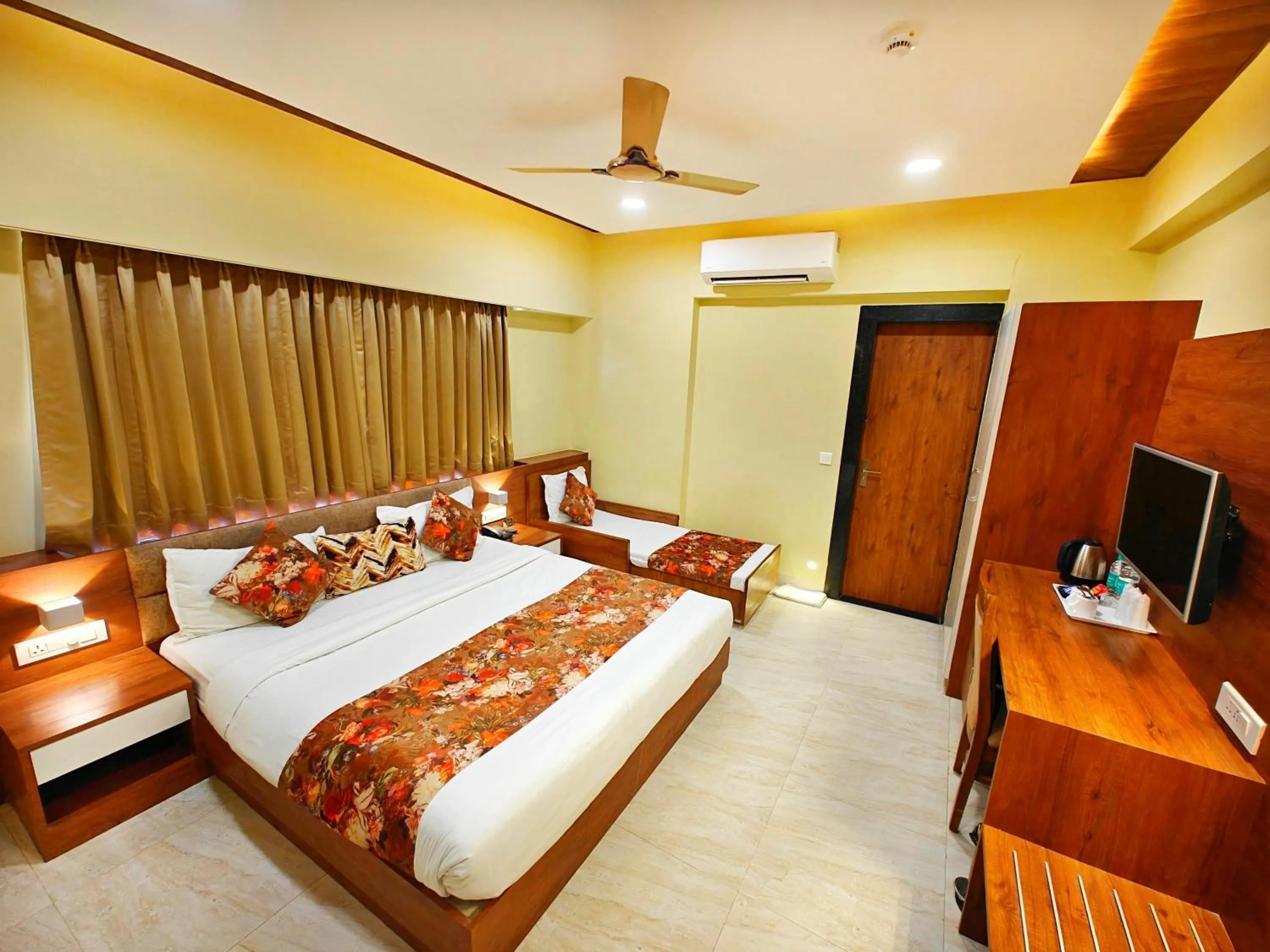 Bedroom, Bed in Opulence Inn - 500 Meters From Railway Station