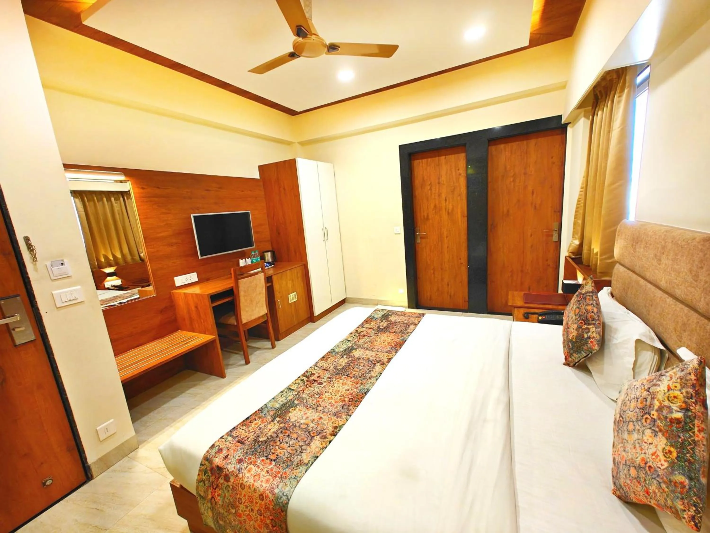Bedroom, Bed in Opulence Inn - 500 Meters From Railway Station