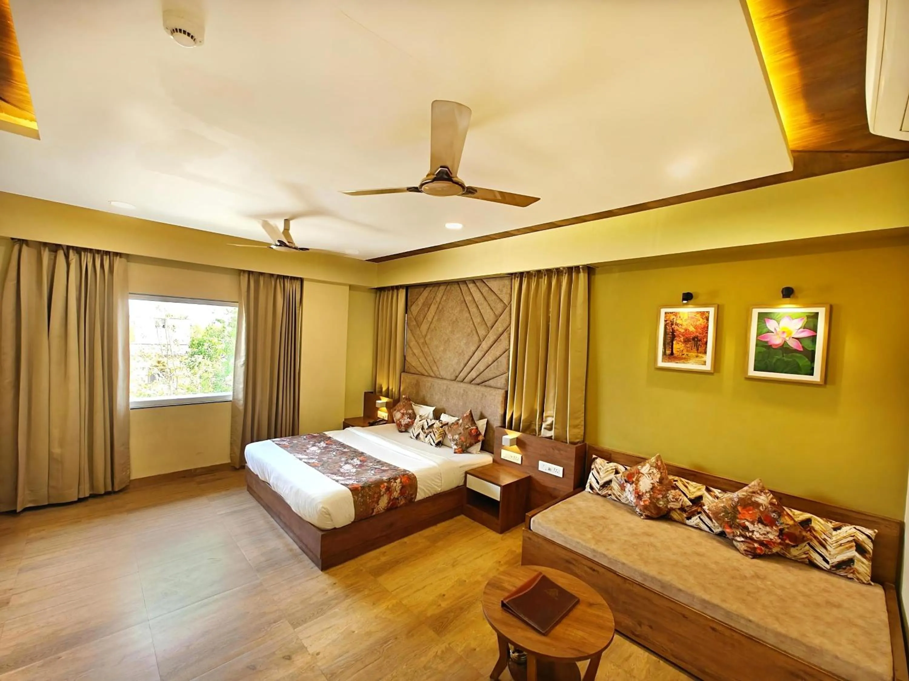 Bedroom, Bed in Opulence Inn - 500 Meters From Railway Station
