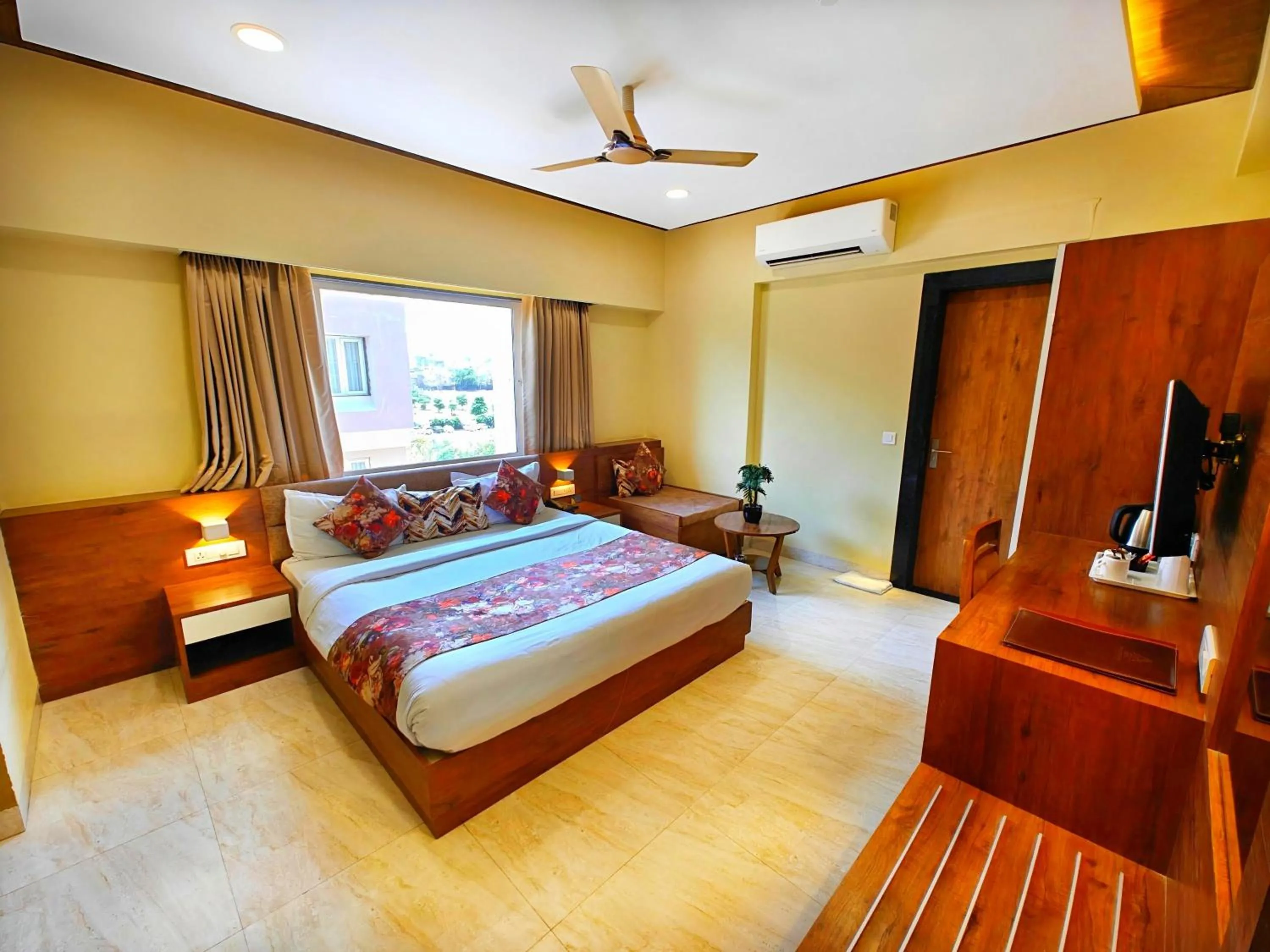 Bedroom, Bed in Opulence Inn - 500 Meters From Railway Station