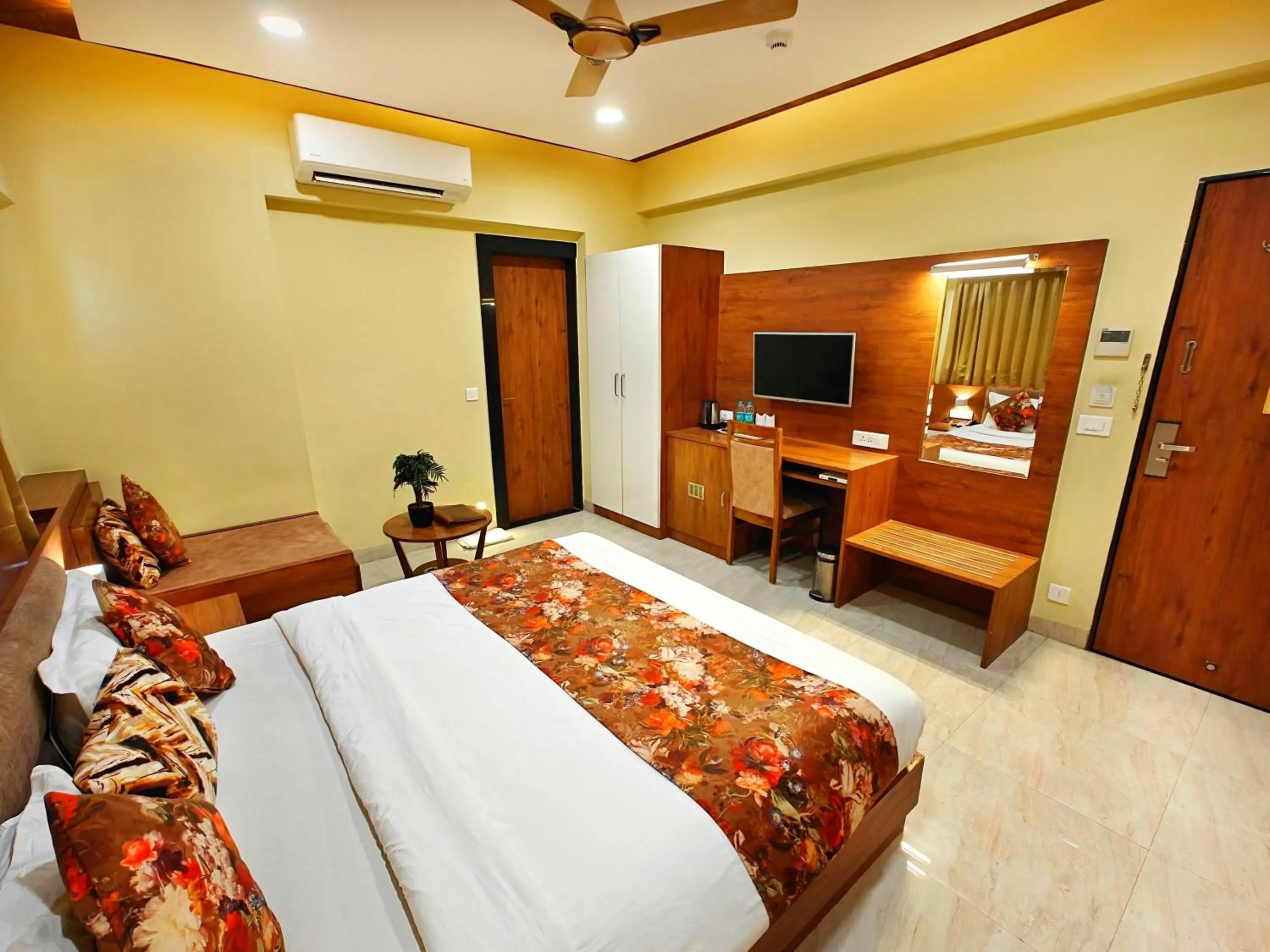 Bedroom, Bed in Opulence Inn - 500 Meters From Railway Station