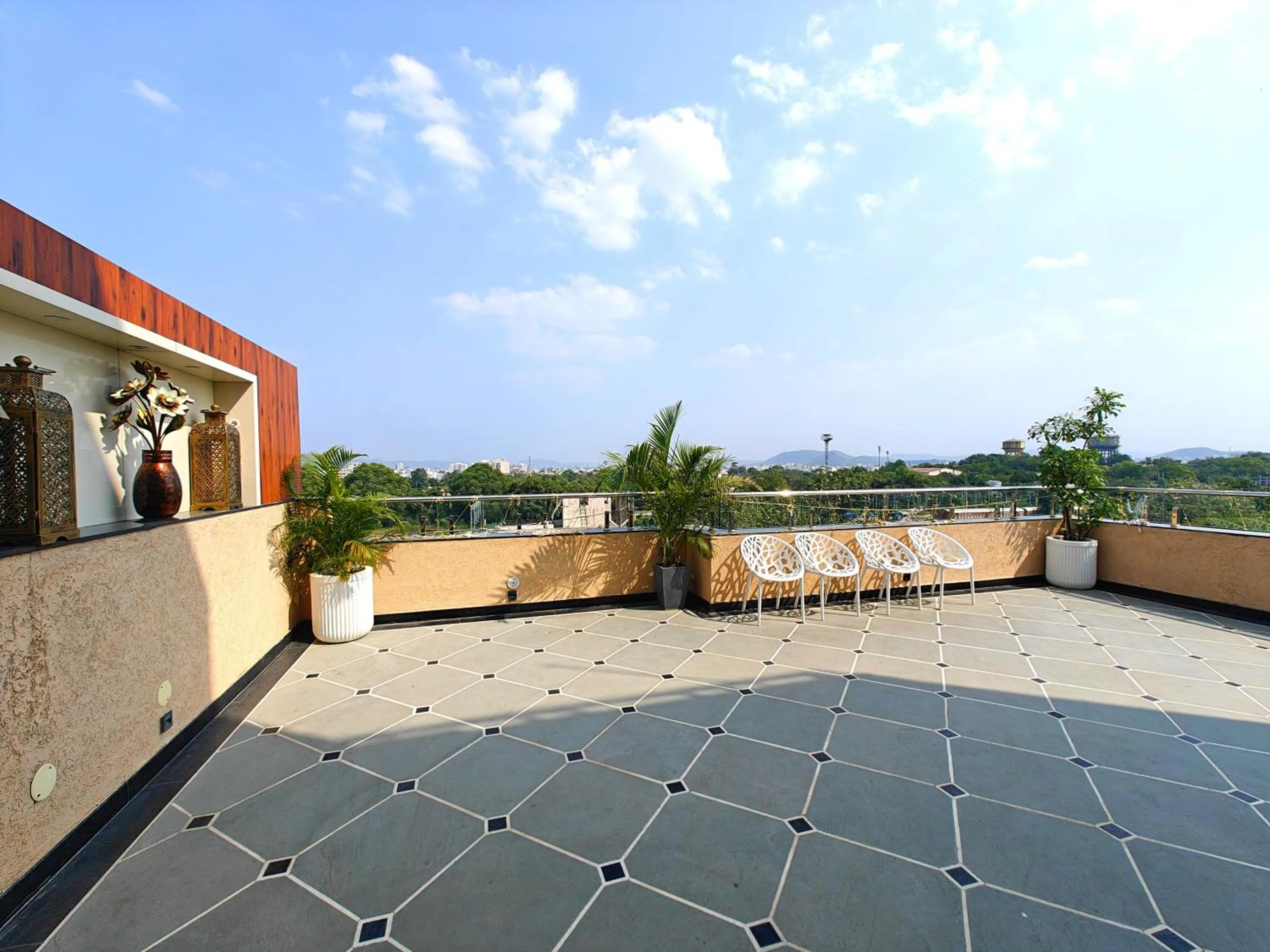 Seating area in Opulence Inn - 500 Meters From Railway Station