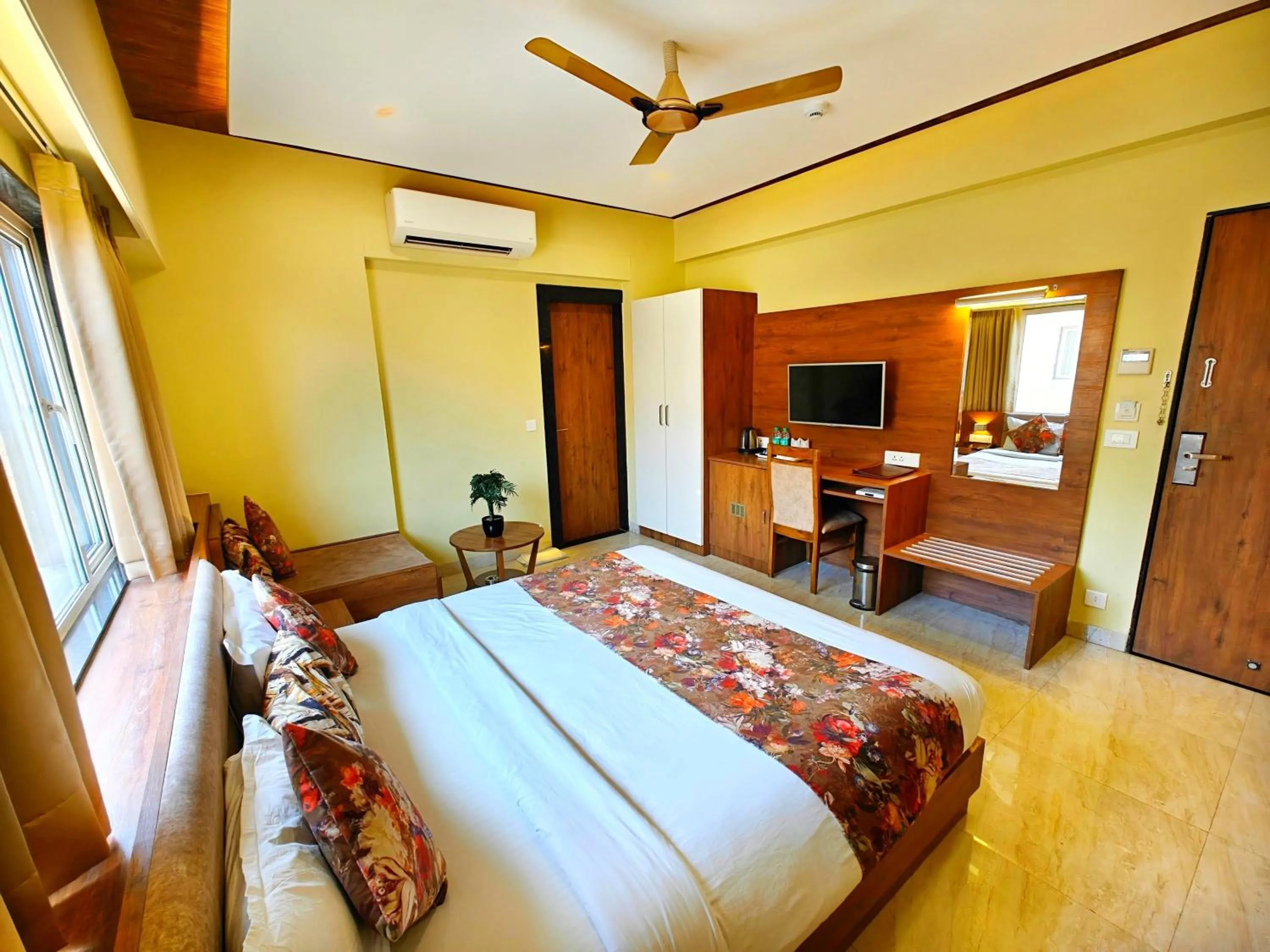 Bedroom, Bed in Opulence Inn - 500 Meters From Railway Station