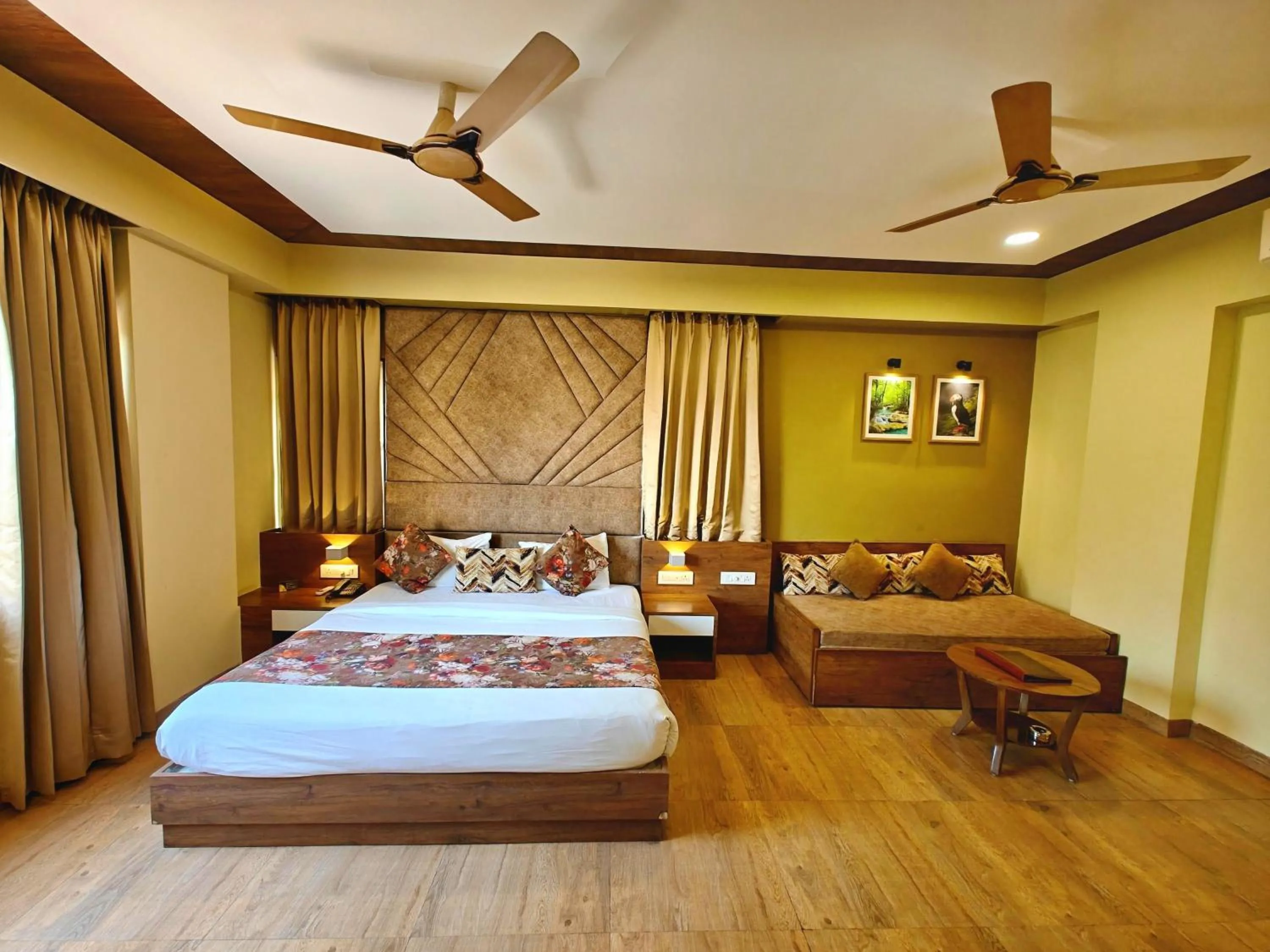 Bedroom, Bed in Opulence Inn - 500 Meters From Railway Station