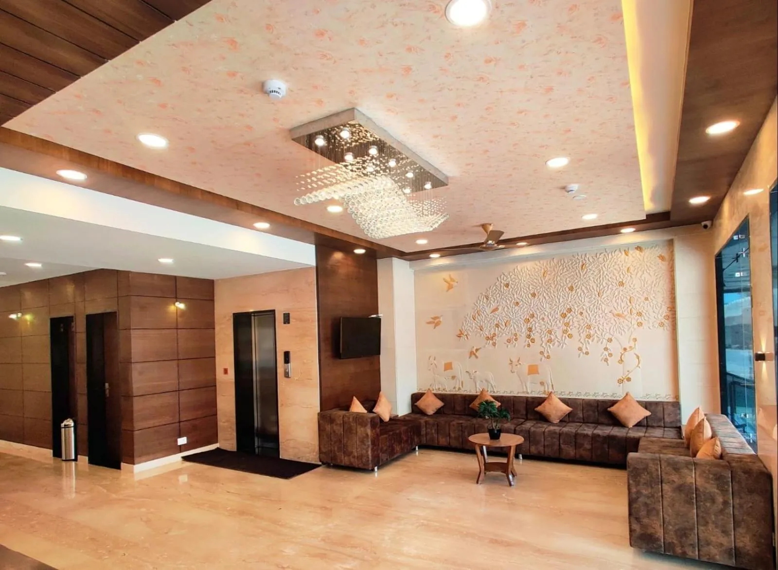 Lobby or reception in Opulence Inn - 500 Meters From Railway Station