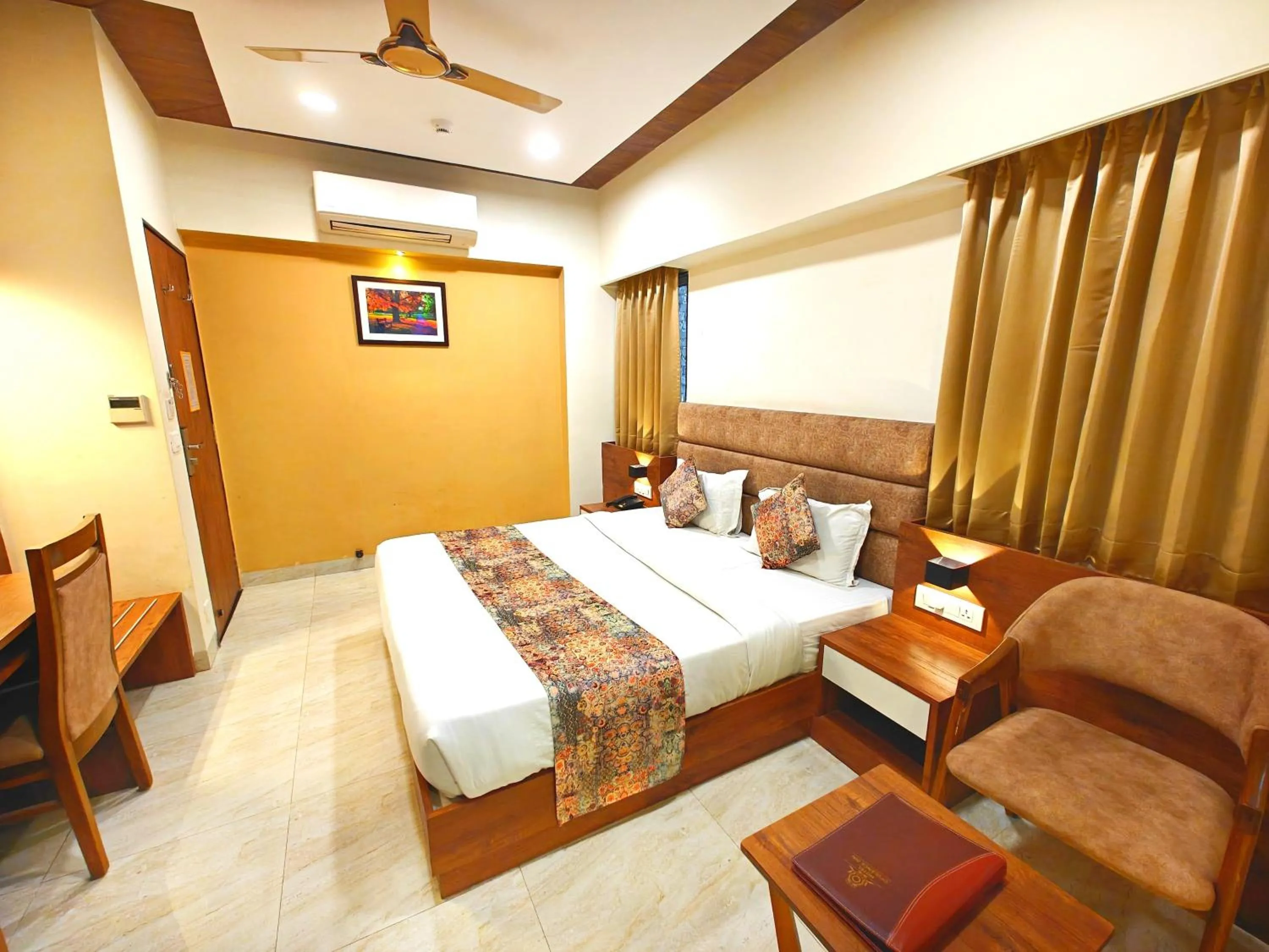 Bedroom, Bed in Opulence Inn - 500 Meters From Railway Station