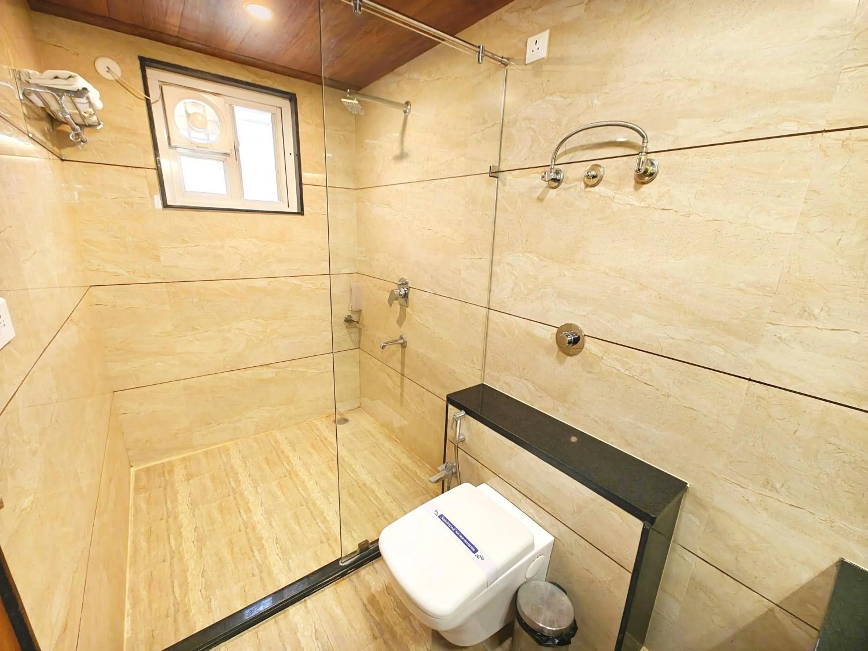 Bathroom in Opulence Inn - 500 Meters From Railway Station