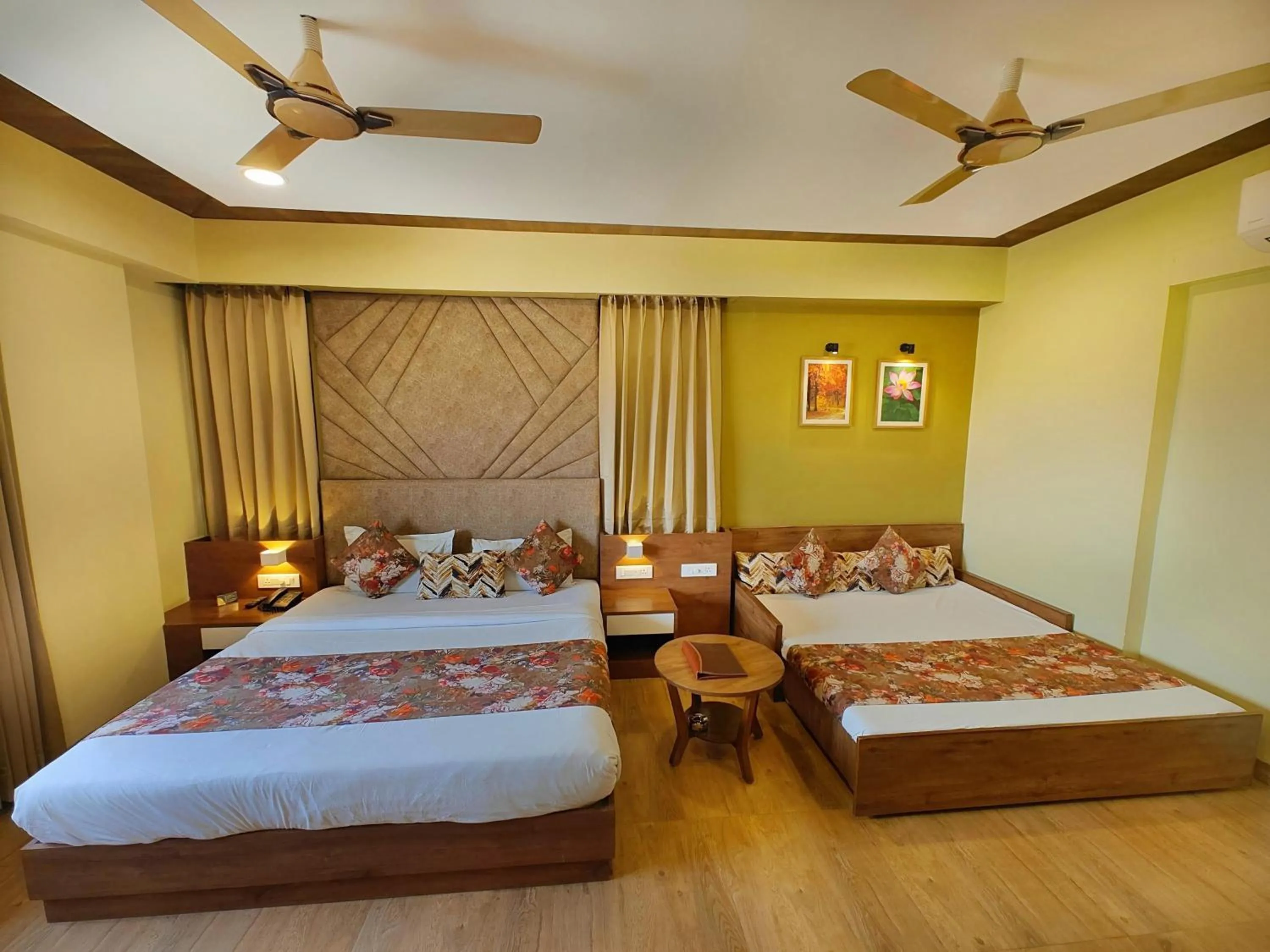 Bedroom, Bed in Opulence Inn - 500 Meters From Railway Station