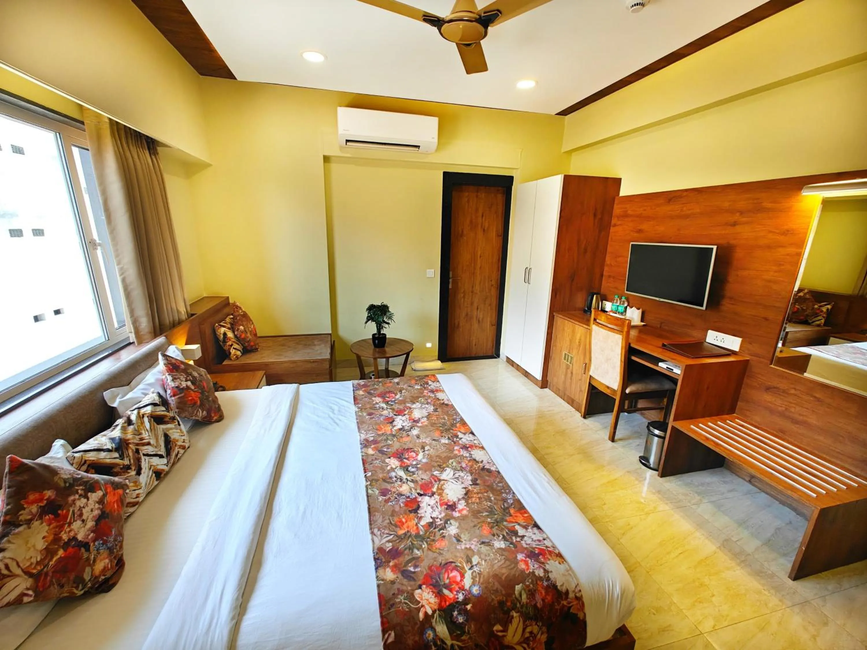 Bedroom, Bed in Opulence Inn - 500 Meters From Railway Station
