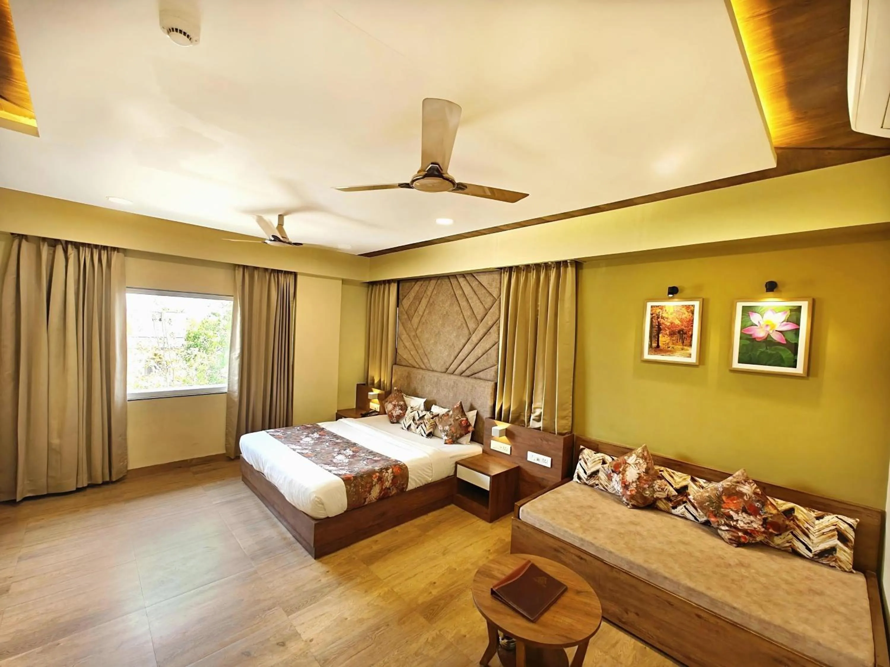 Bedroom, Bed in Opulence Inn - 500 Meters From Railway Station