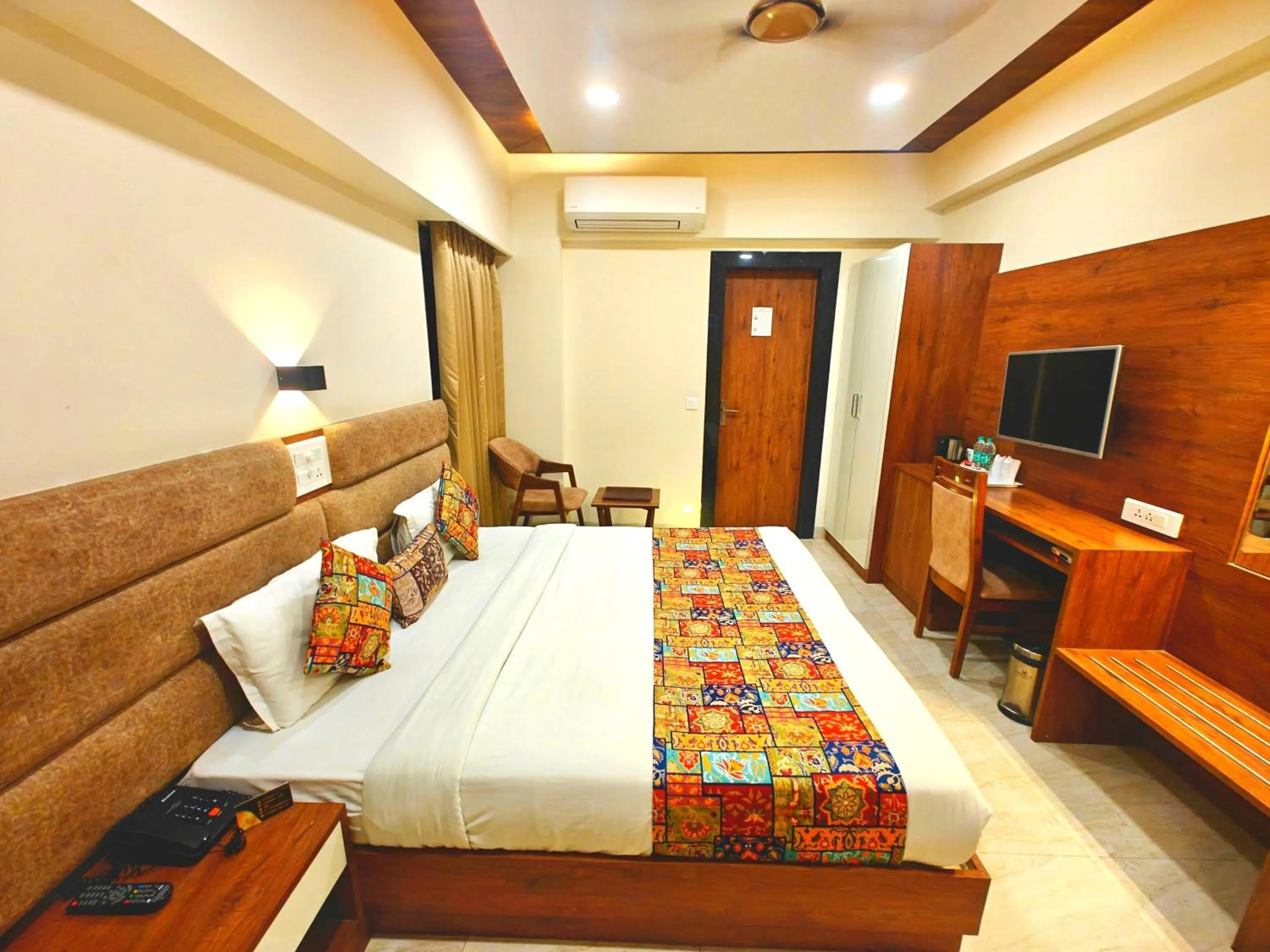Bedroom, Bed in Opulence Inn - 500 Meters From Railway Station