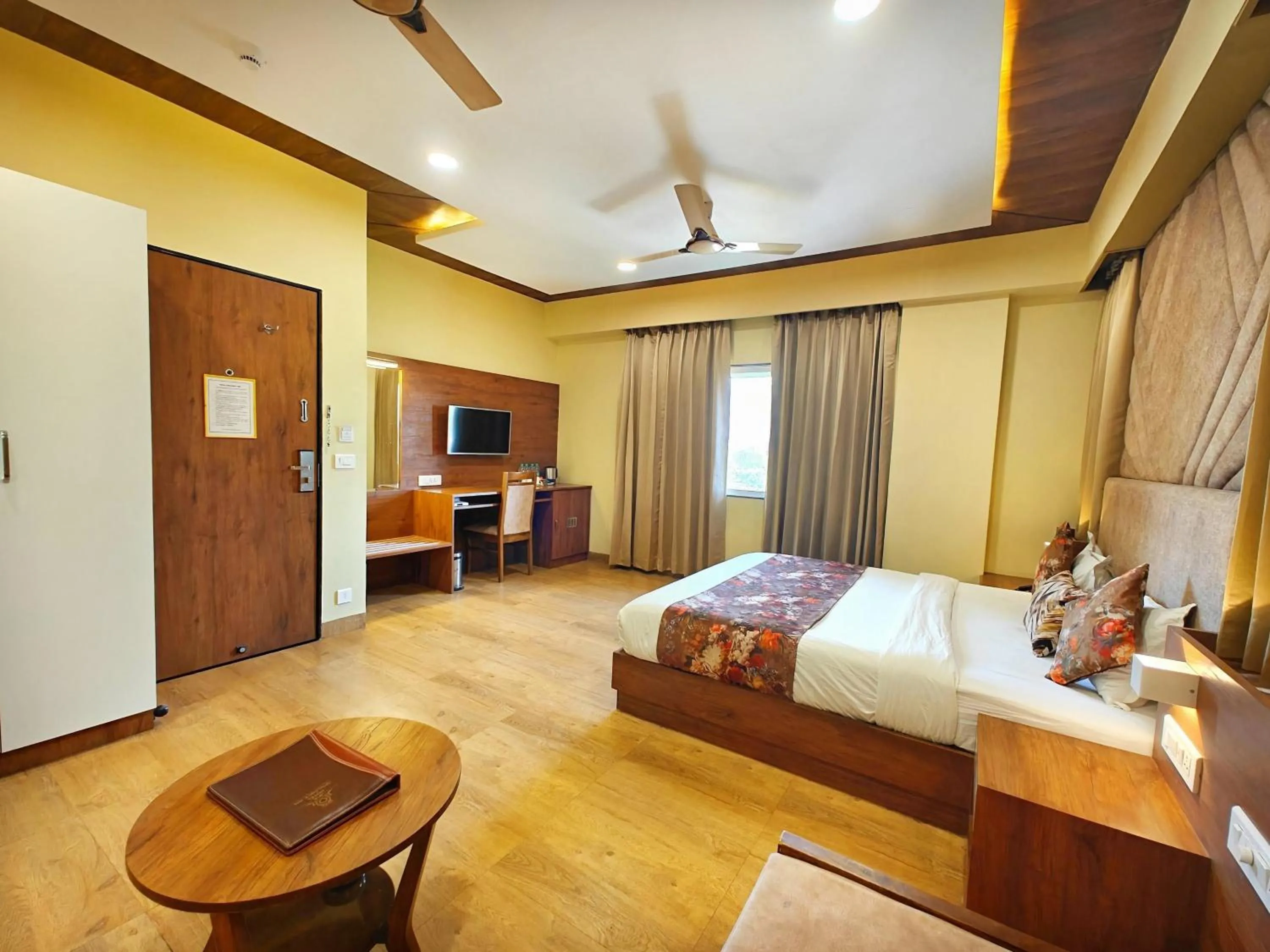 Bedroom, Bed in Opulence Inn - 500 Meters From Railway Station