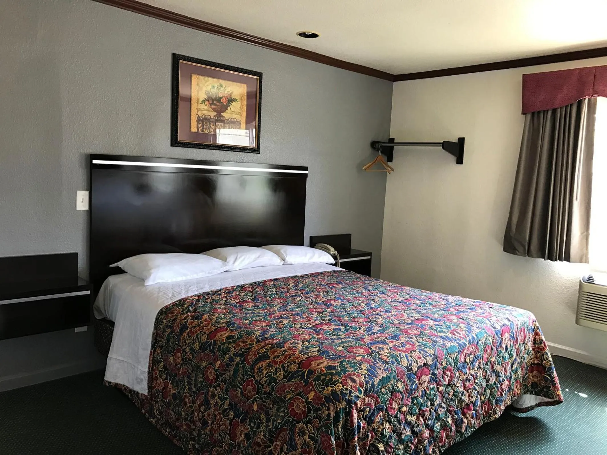 Photo of the whole room, Bed in Starlight Inn Canoga Park