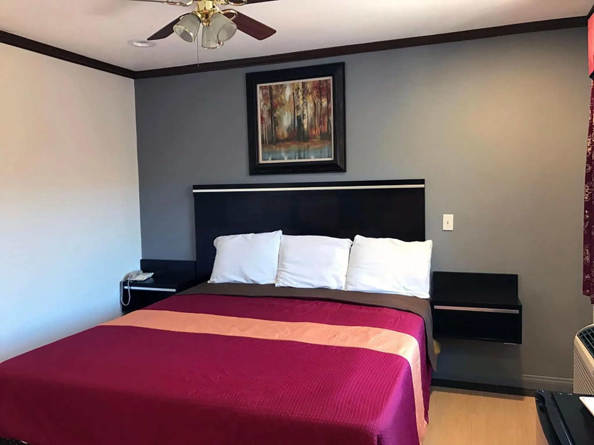 Bedroom, Bed in Starlight Inn Canoga Park