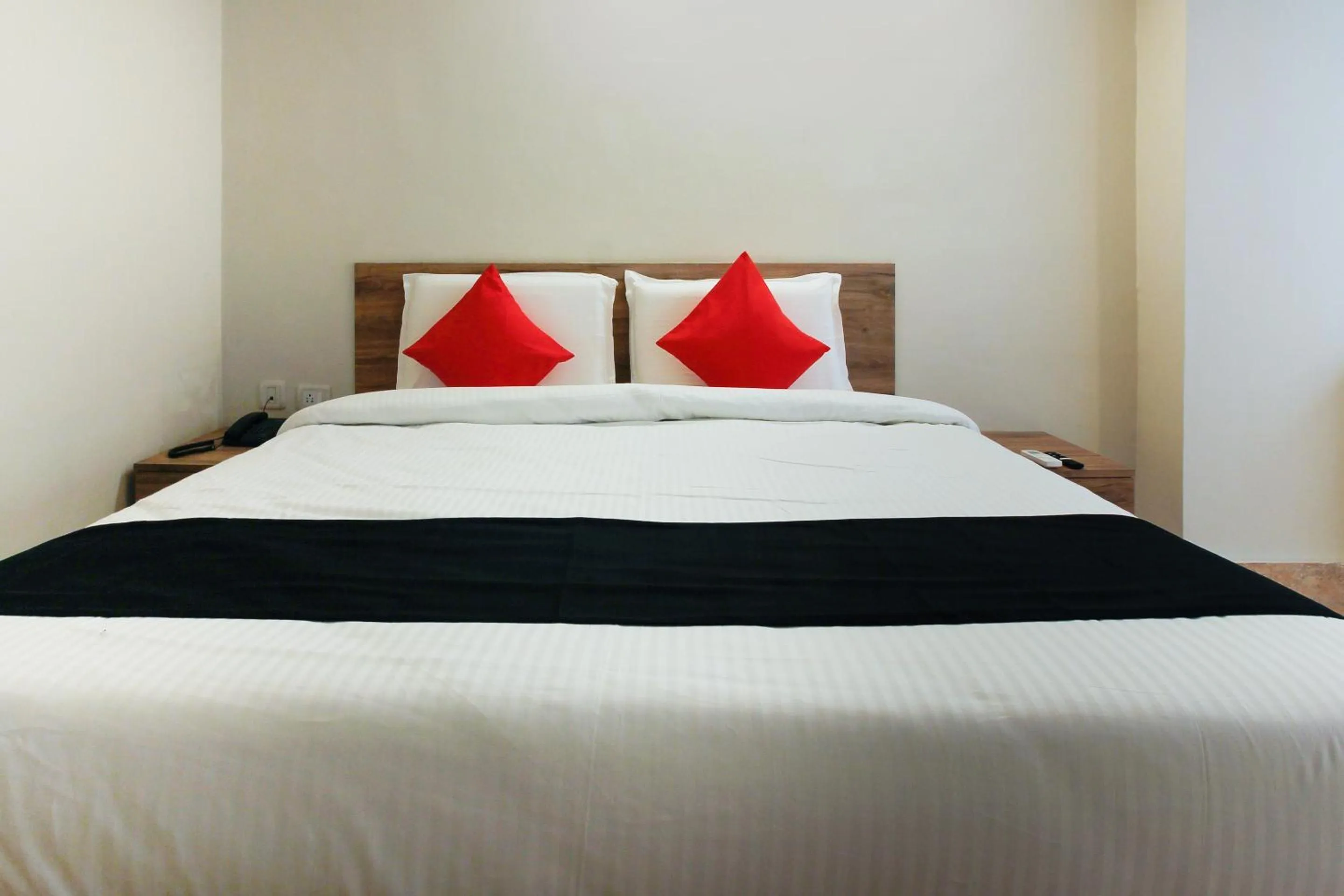 Bedroom, Bed in Super Capital O Sri Suprabhat Grand Near Kachiguda Railway Station