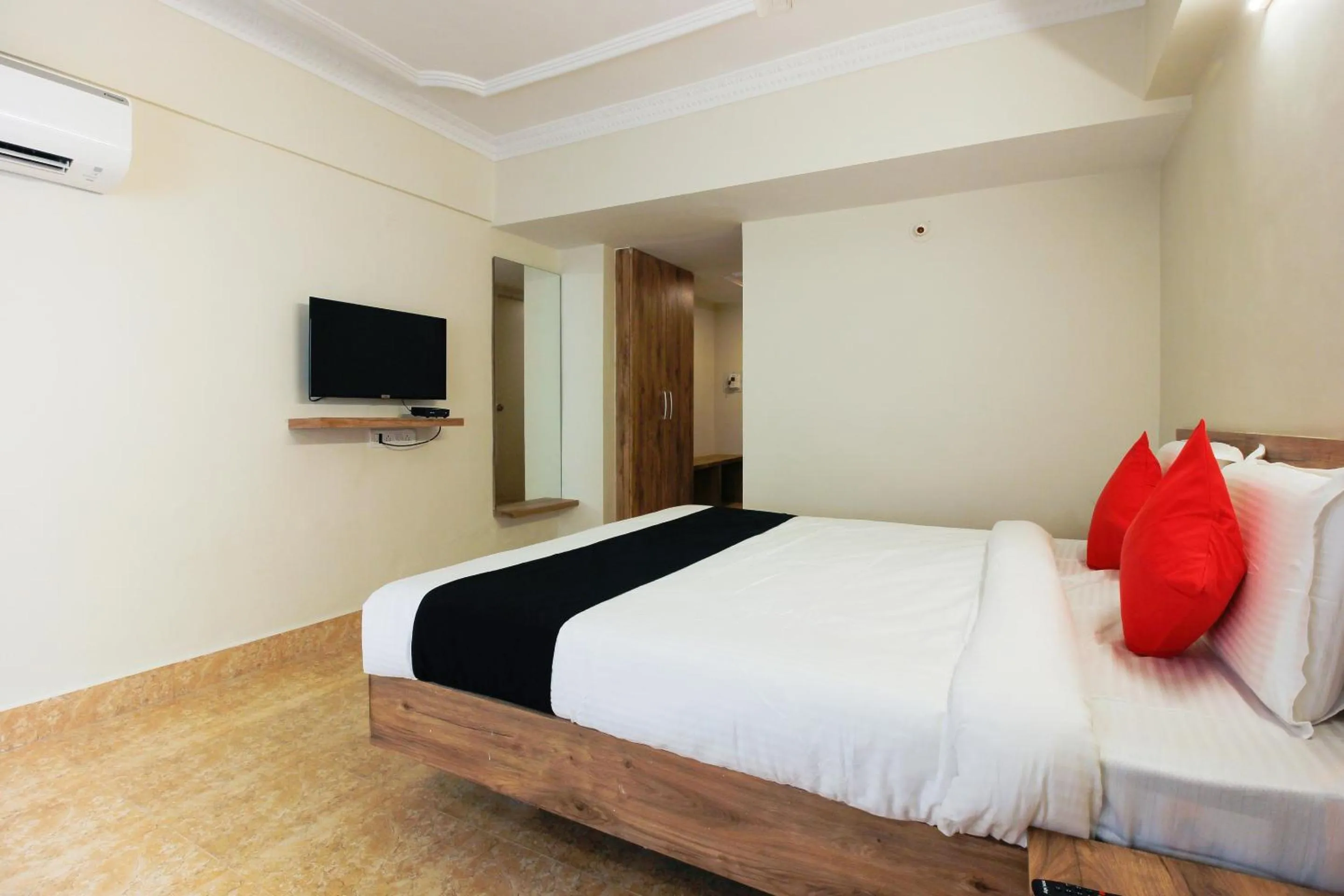 Bedroom, Bed in Super Capital O Sri Suprabhat Grand Near Kachiguda Railway Station