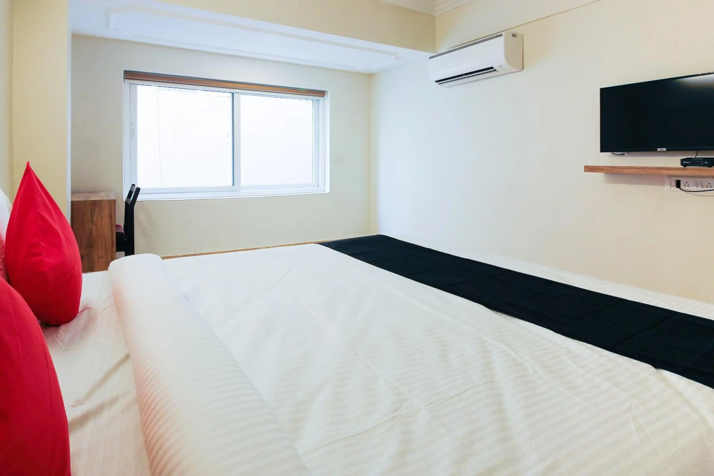 Bedroom, Bed in Super Capital O Sri Suprabhat Grand Near Kachiguda Railway Station
