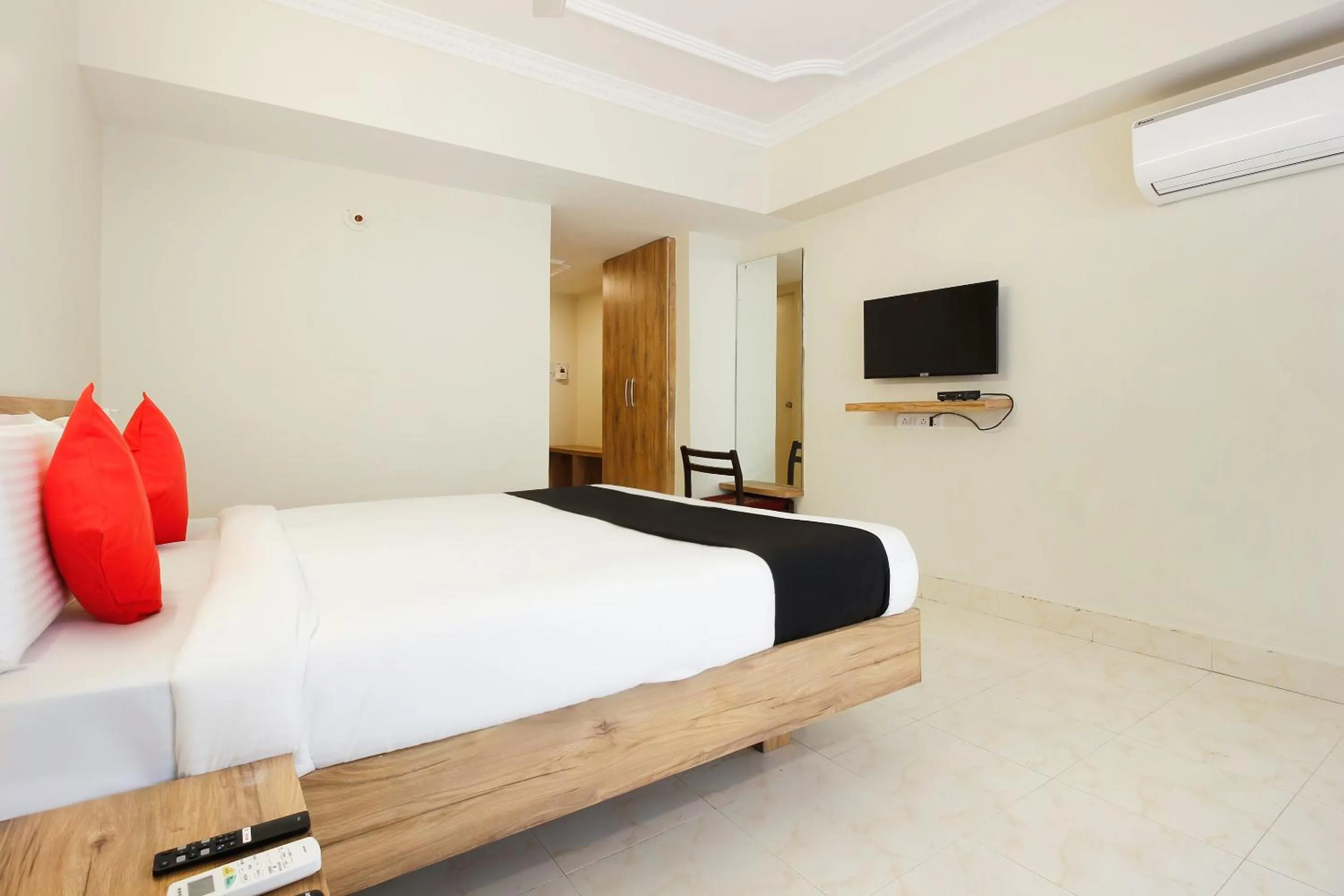 Bedroom, Bed in Super Capital O Sri Suprabhat Grand Near Kachiguda Railway Station