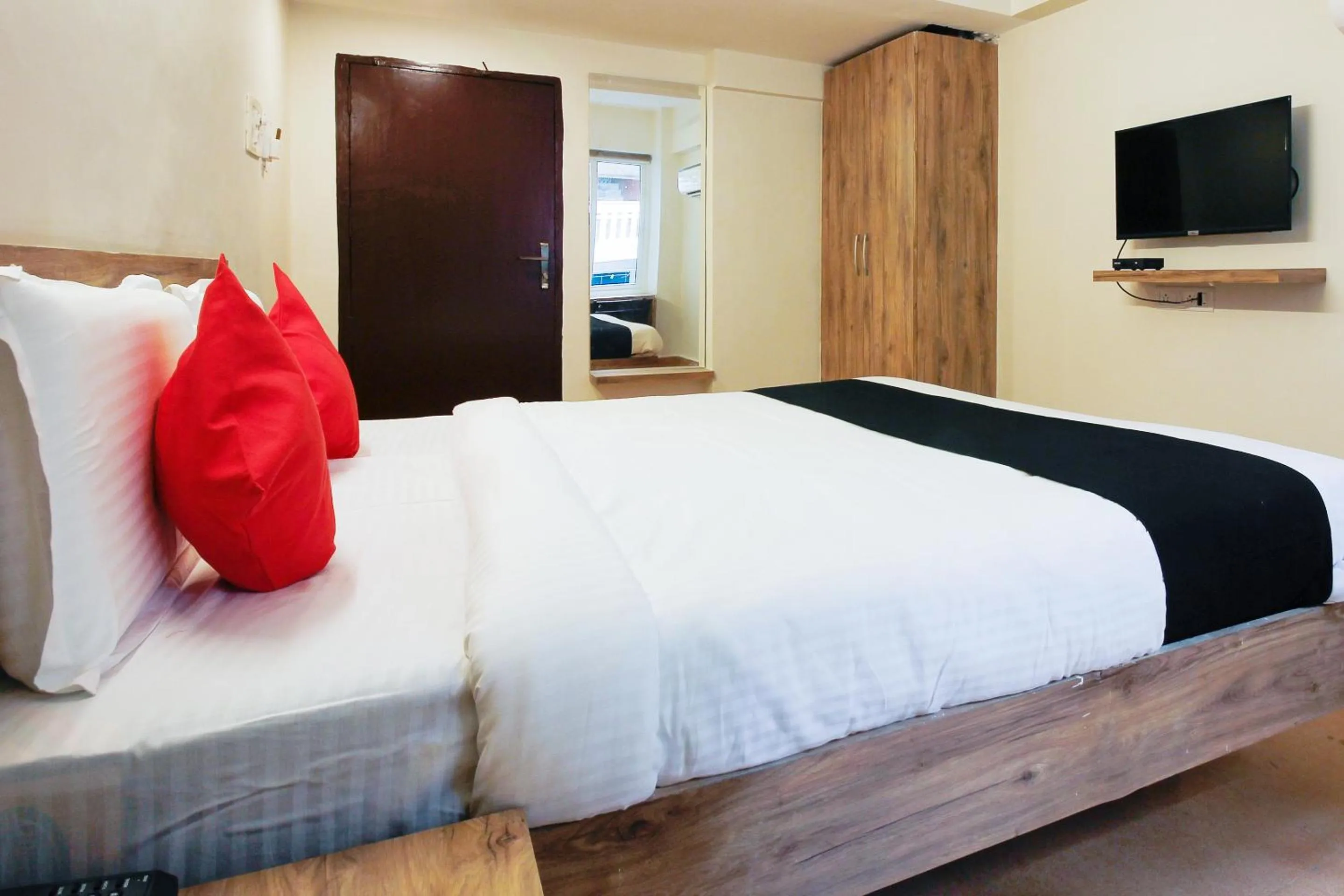 Bedroom, Bed in Super Capital O Sri Suprabhat Grand Near Kachiguda Railway Station