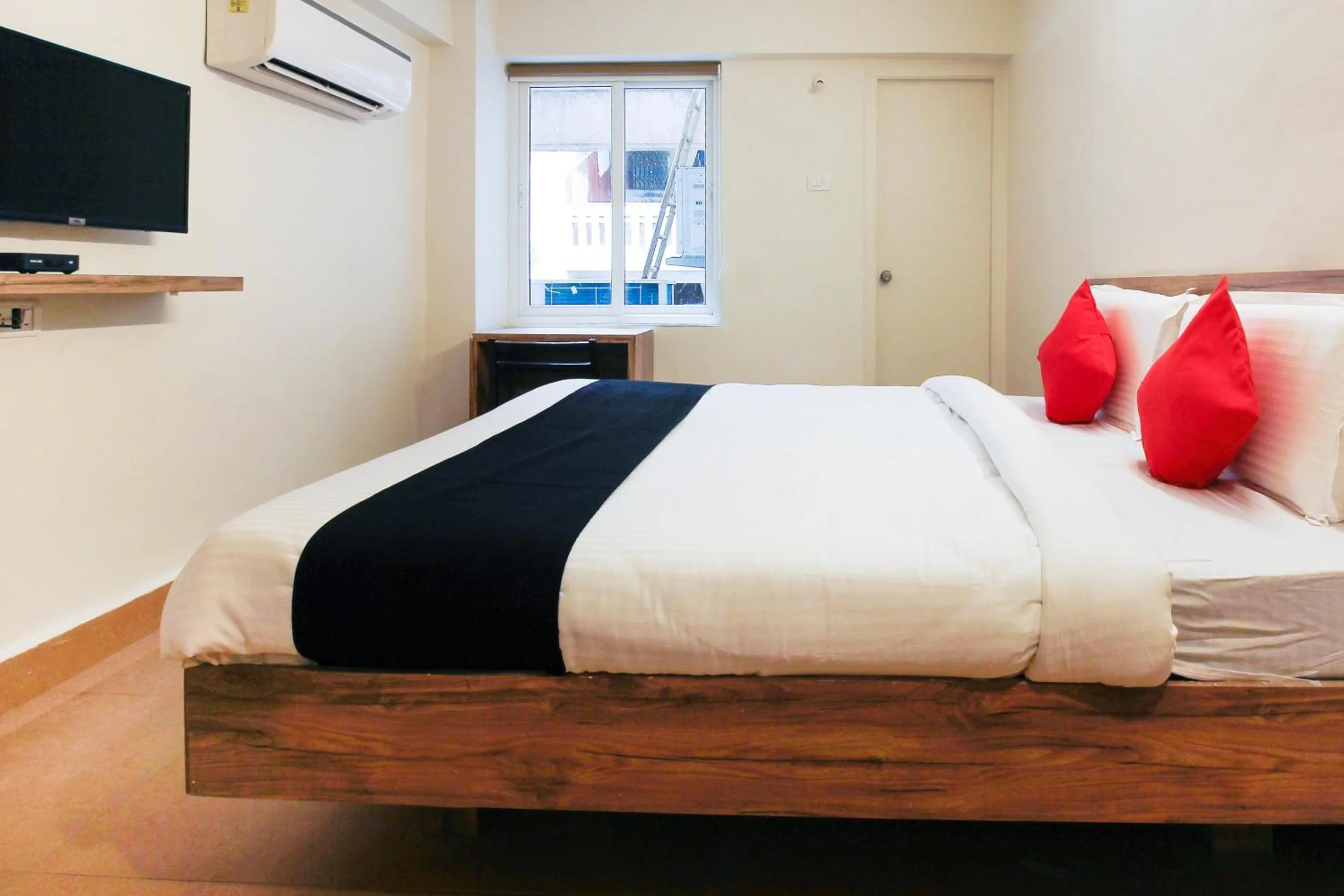 Bedroom, Bed in Super Capital O Sri Suprabhat Grand Near Kachiguda Railway Station