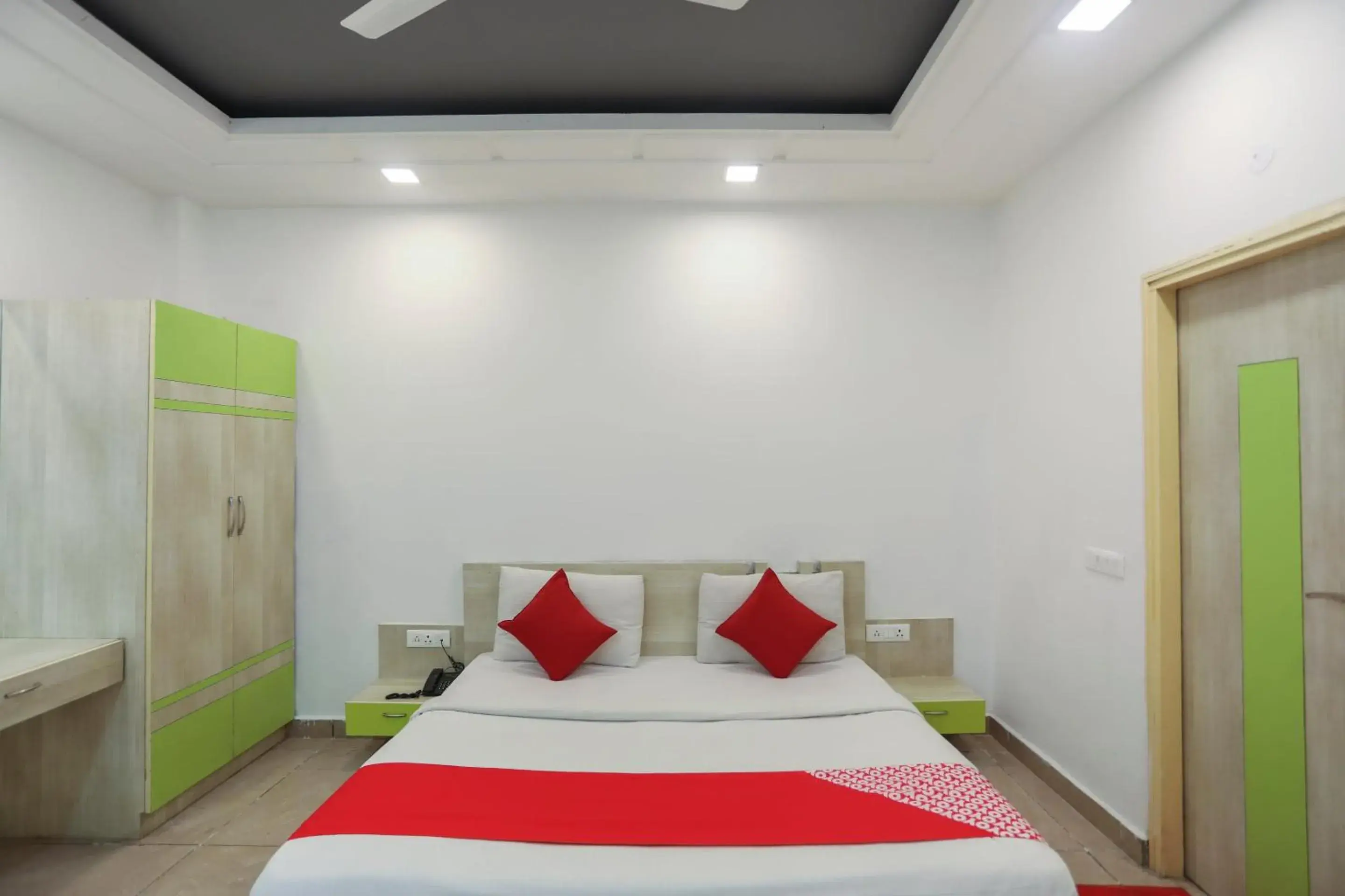 Bedroom, Bed in OYO Cladis Near Mall Of India