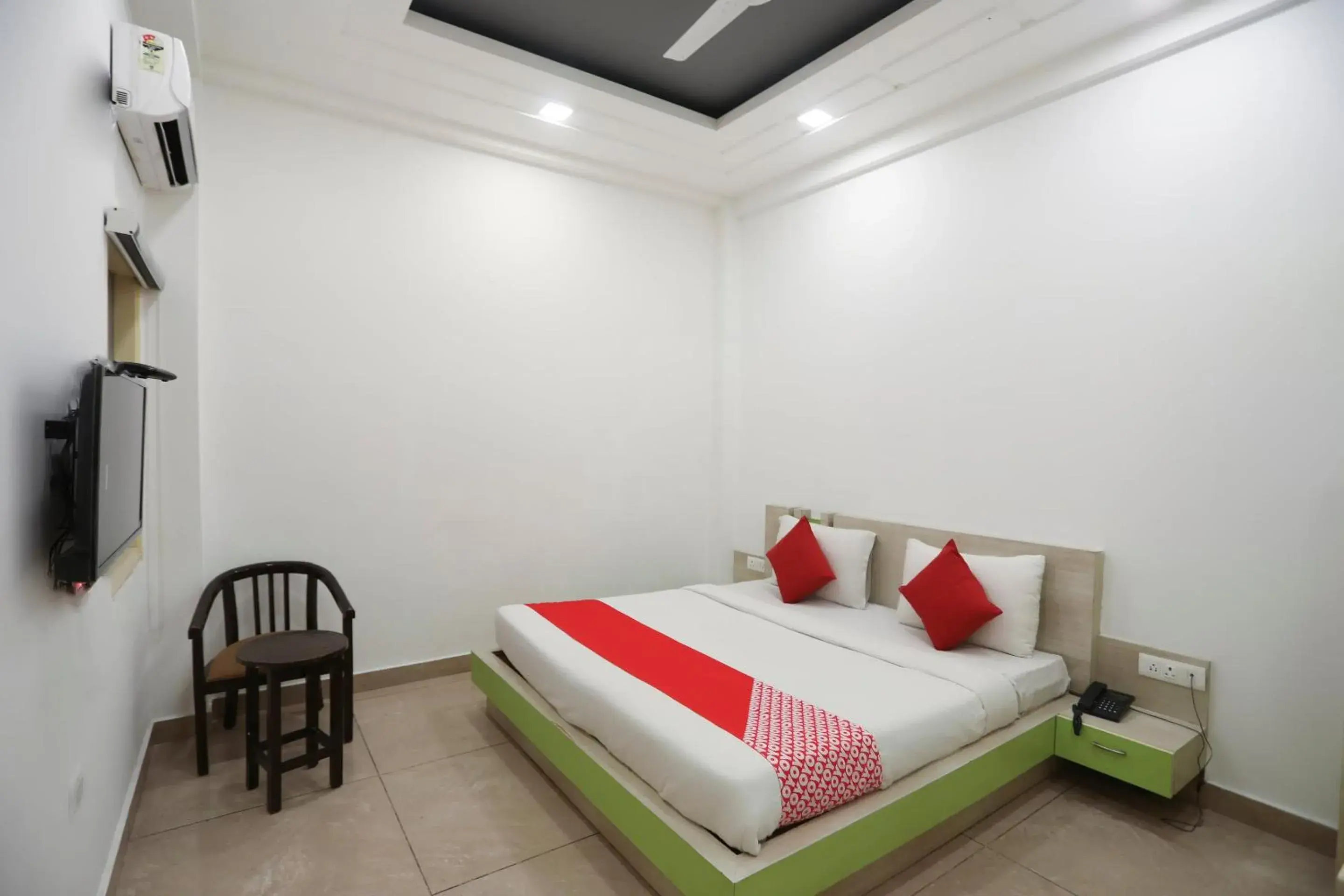 Bedroom, Bed in OYO Cladis Near Mall Of India