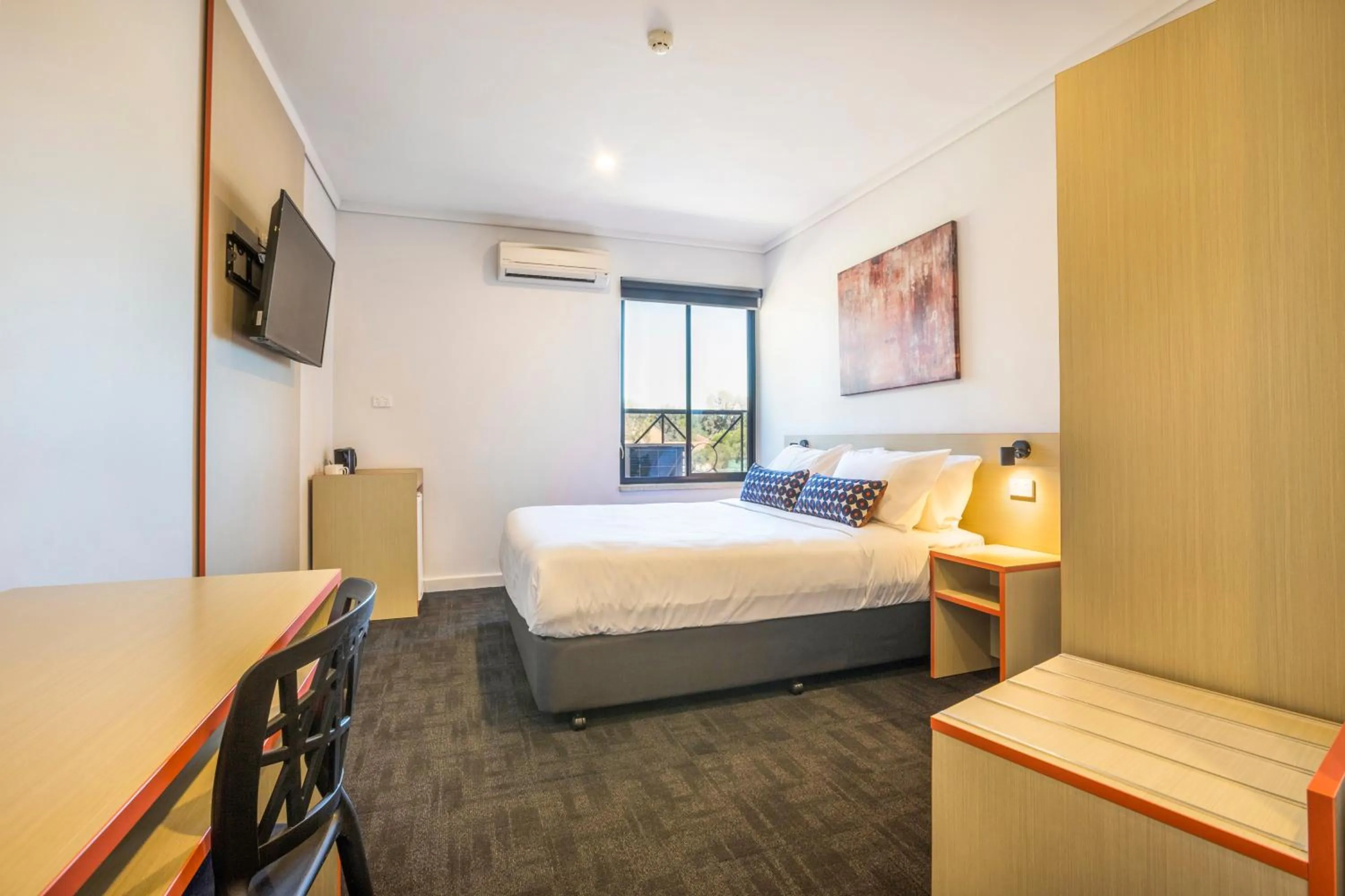 Photo of the whole room, Bed in Nightcap at Rose & Crown Hotel