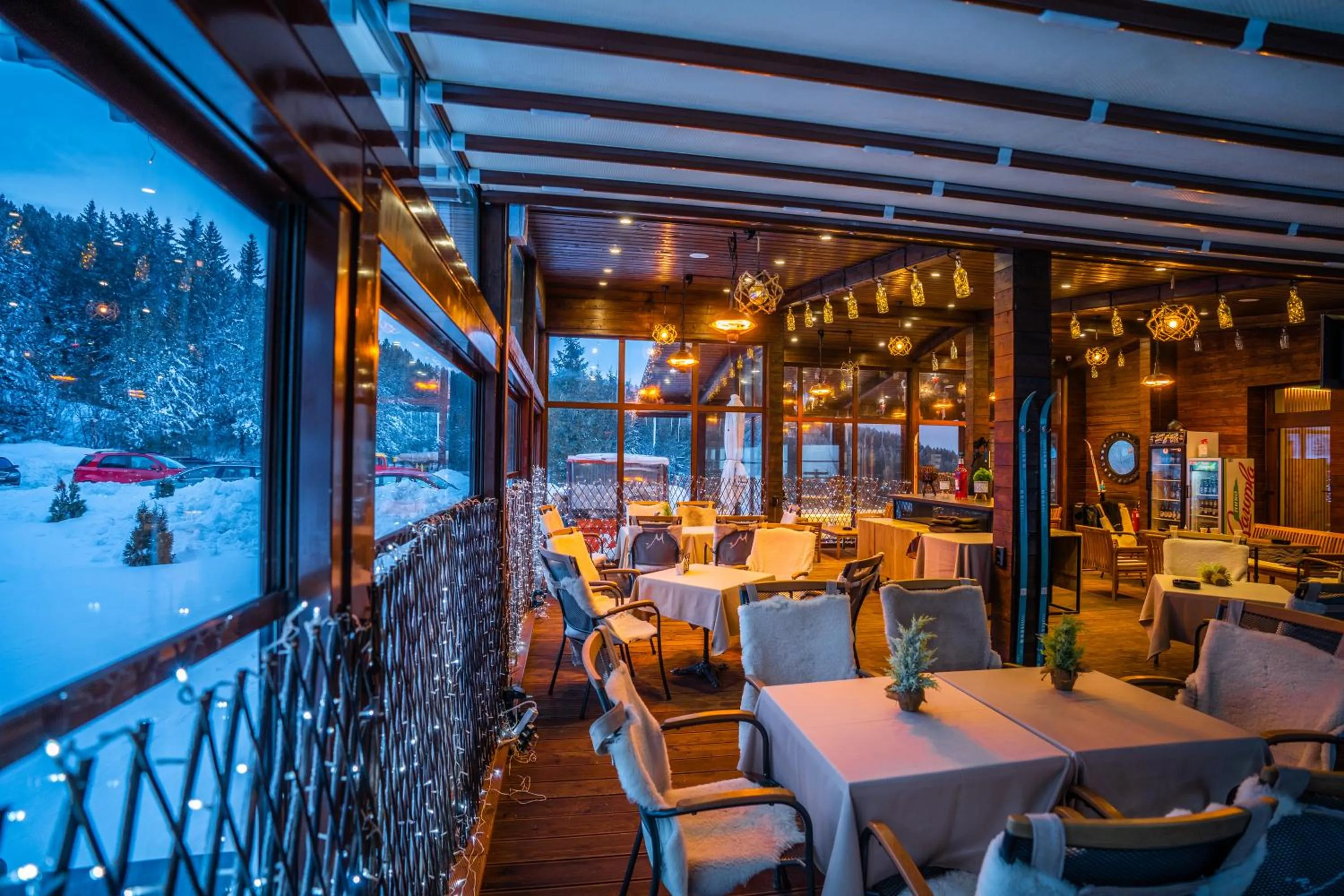 Restaurant/places to eat in Hotel and Relax Moreni