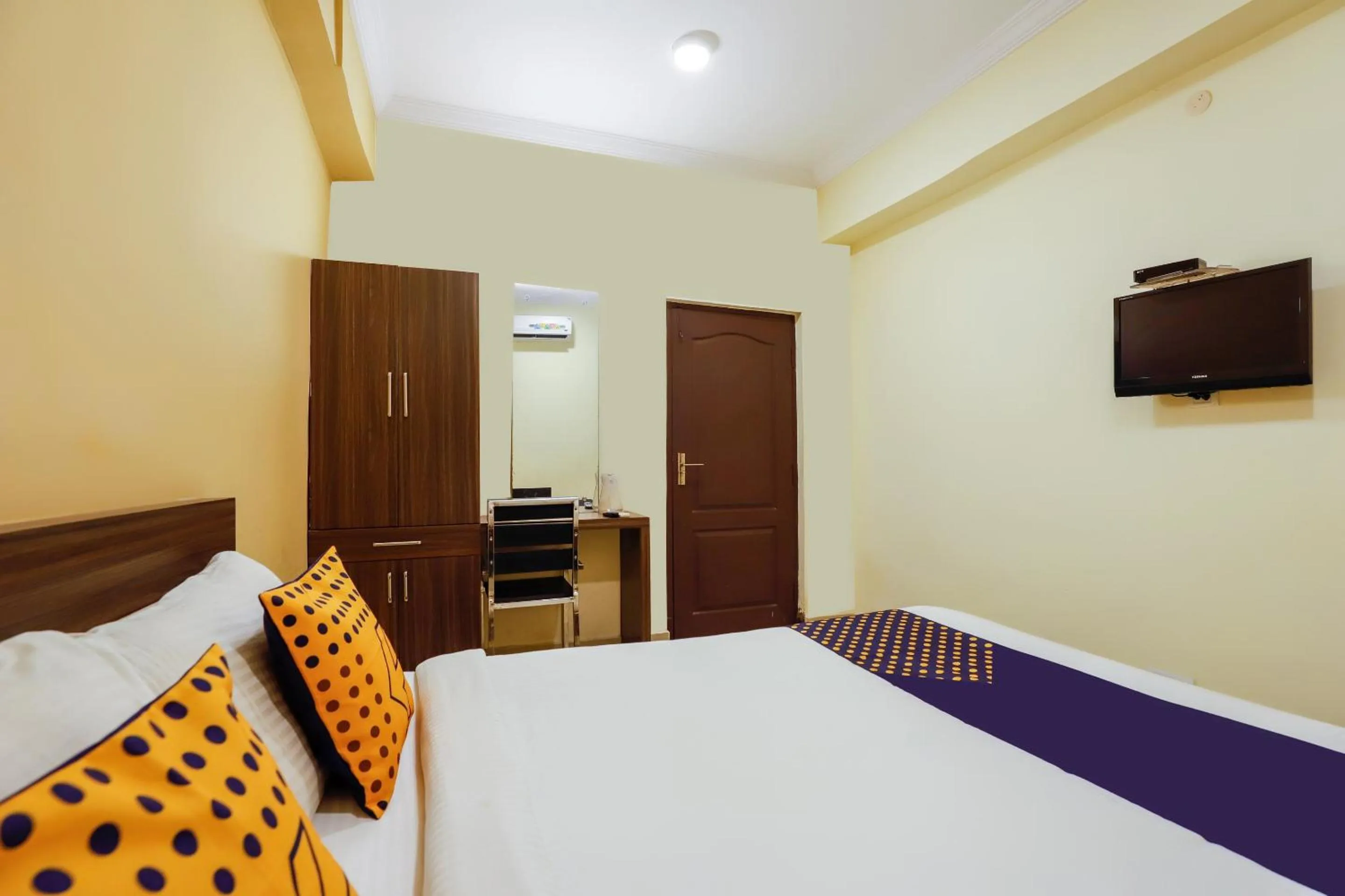 Bedroom, Bed in SPOT ON Central Inn