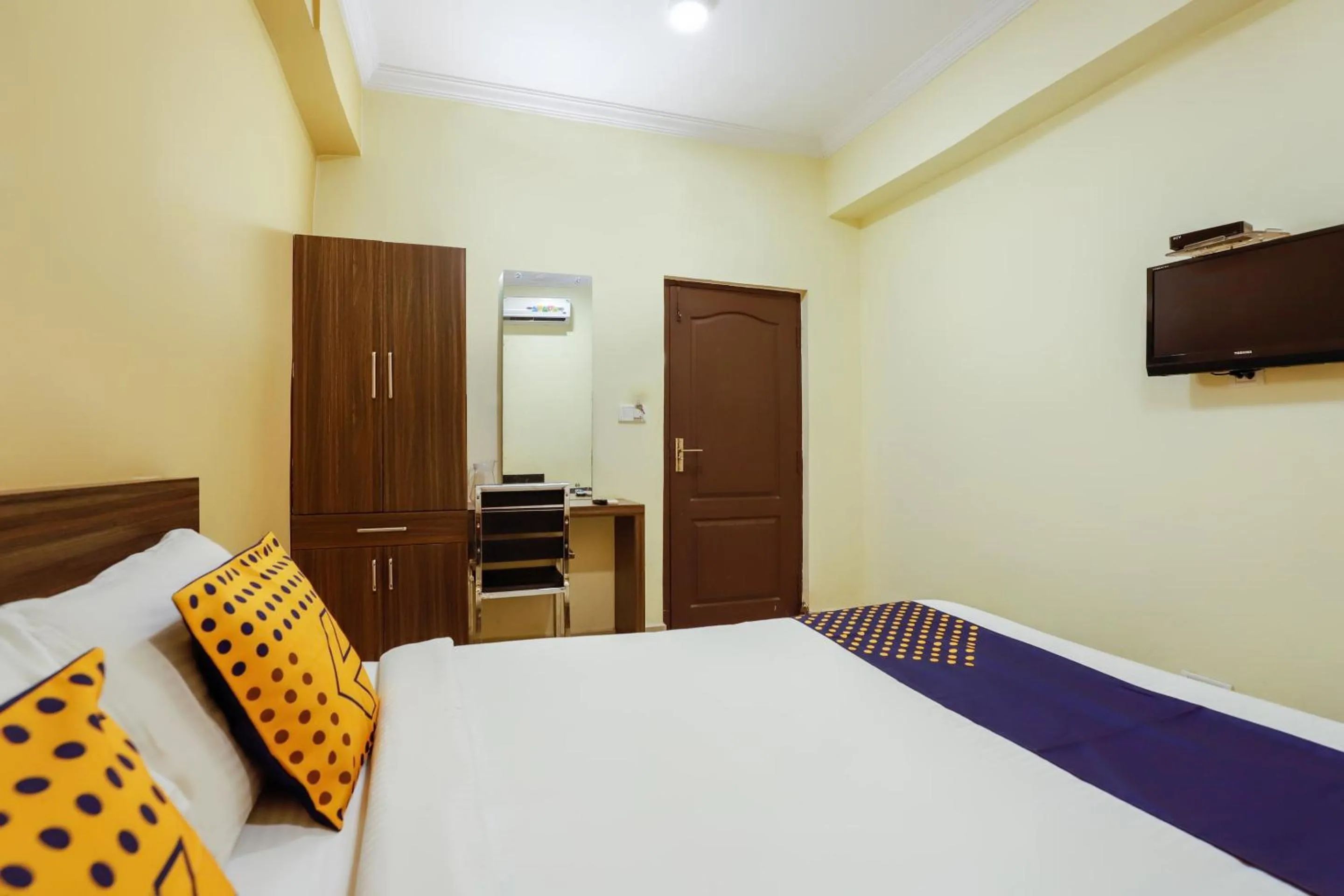 Bedroom, Bed in SPOT ON Central Inn