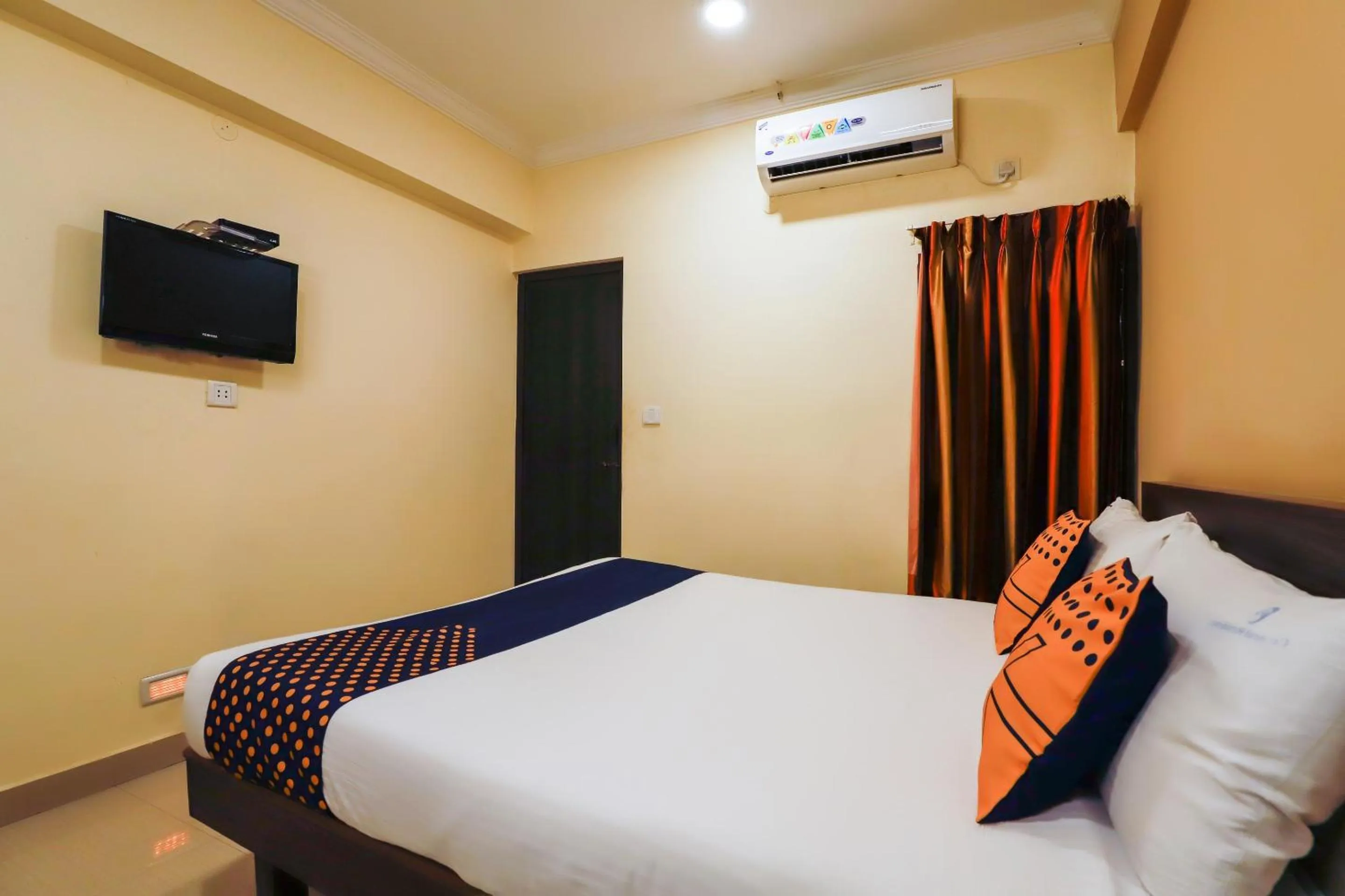 Bedroom, Bed in SPOT ON Central Inn