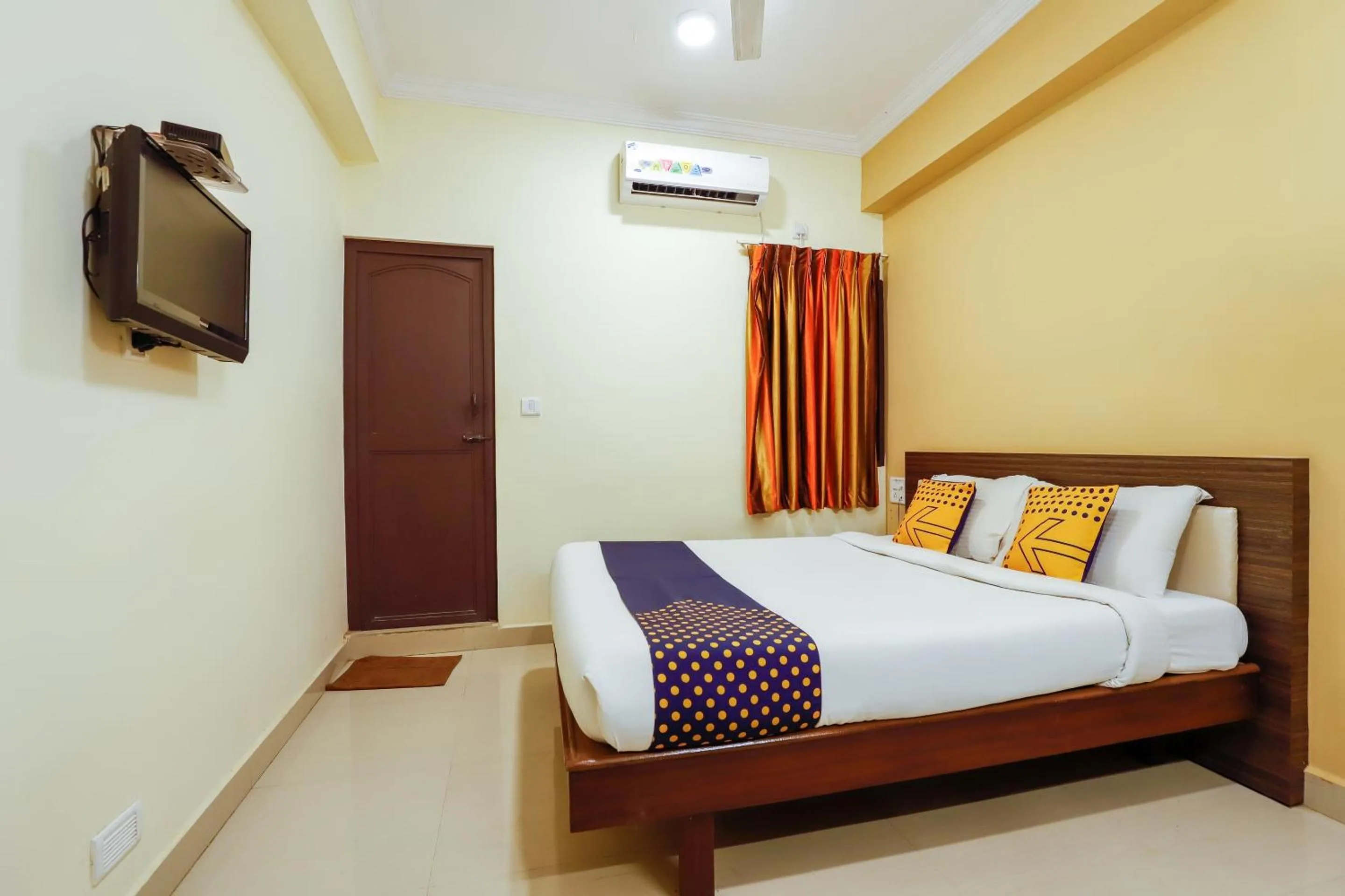 Bedroom, Bed in SPOT ON Central Inn