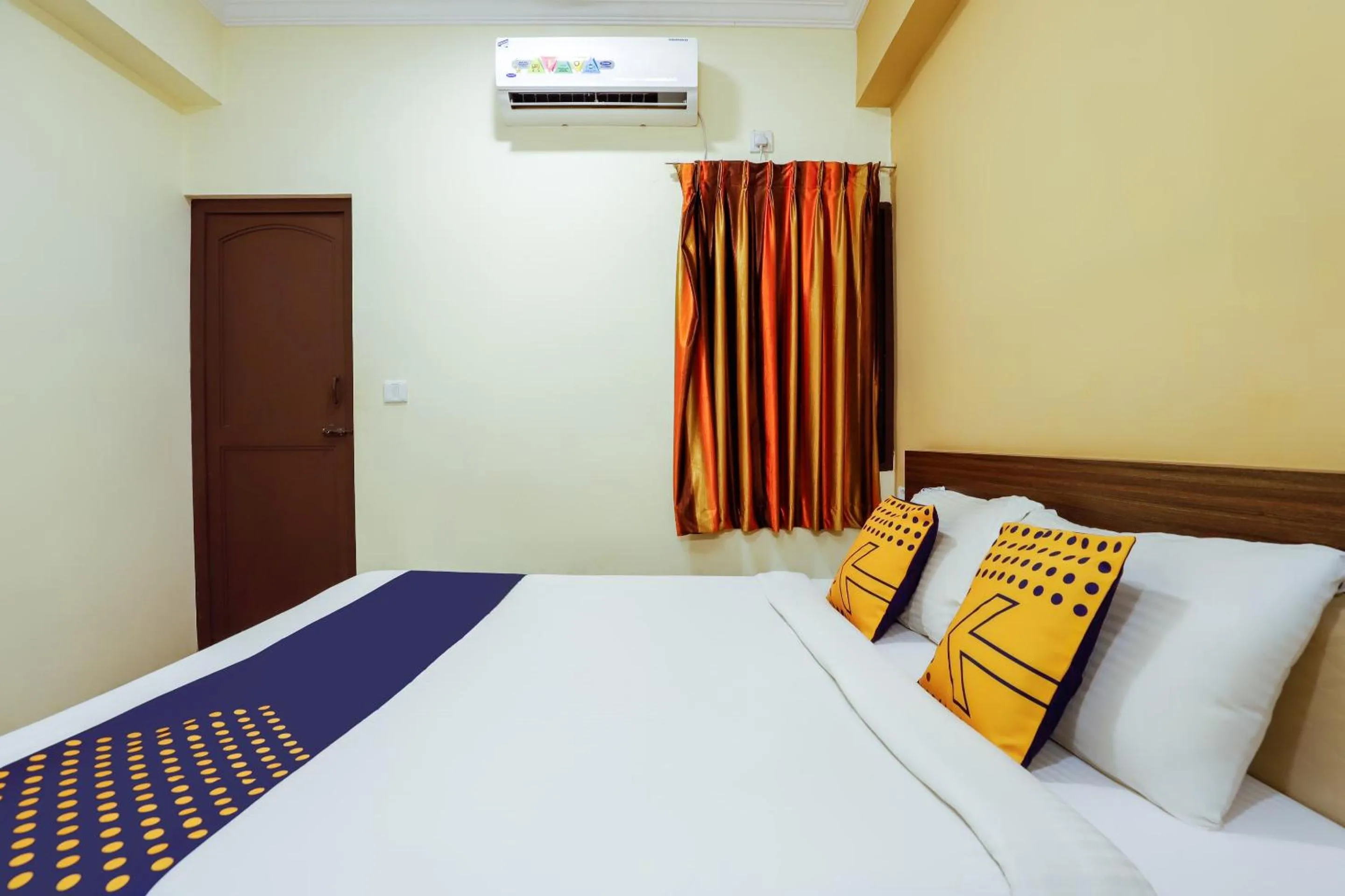 Bedroom, Bed in SPOT ON Central Inn